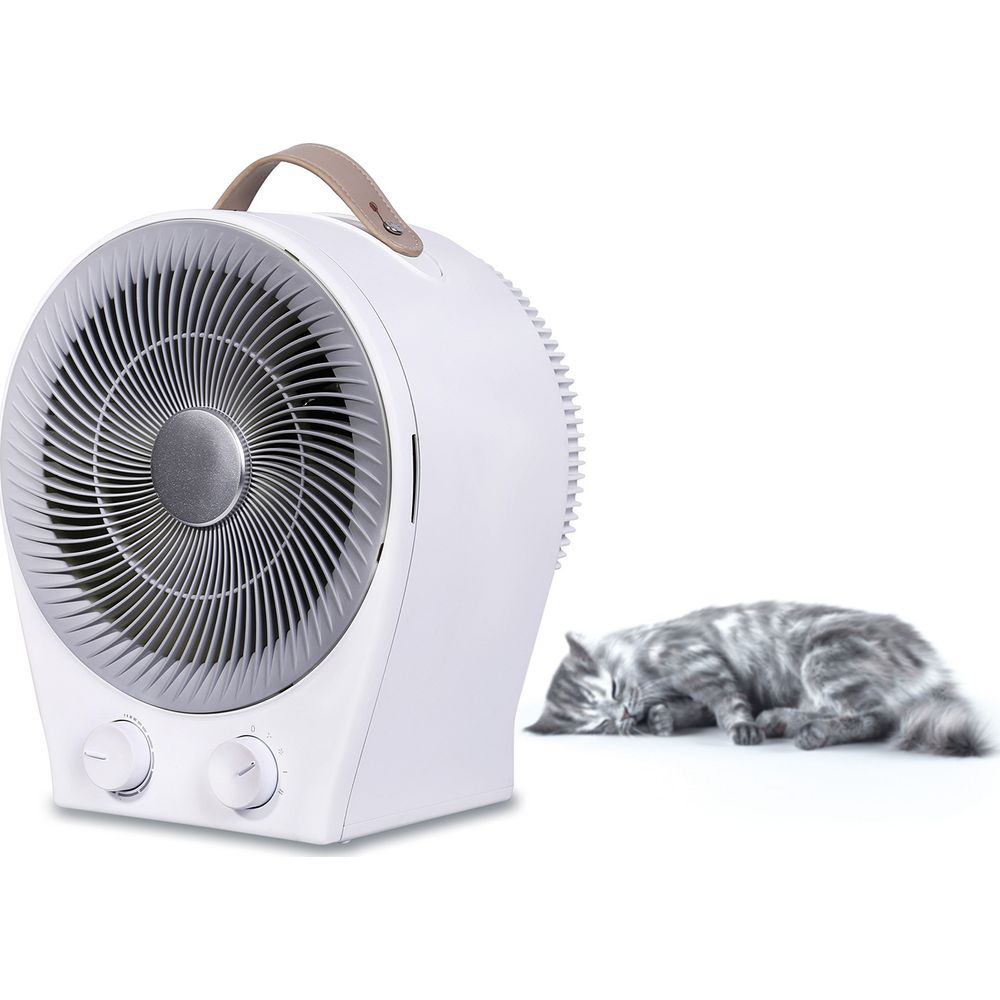 Ein weißer Ventilator mit braunem Griff neben einer schlafenden grauen Katze auf weißem Grund.