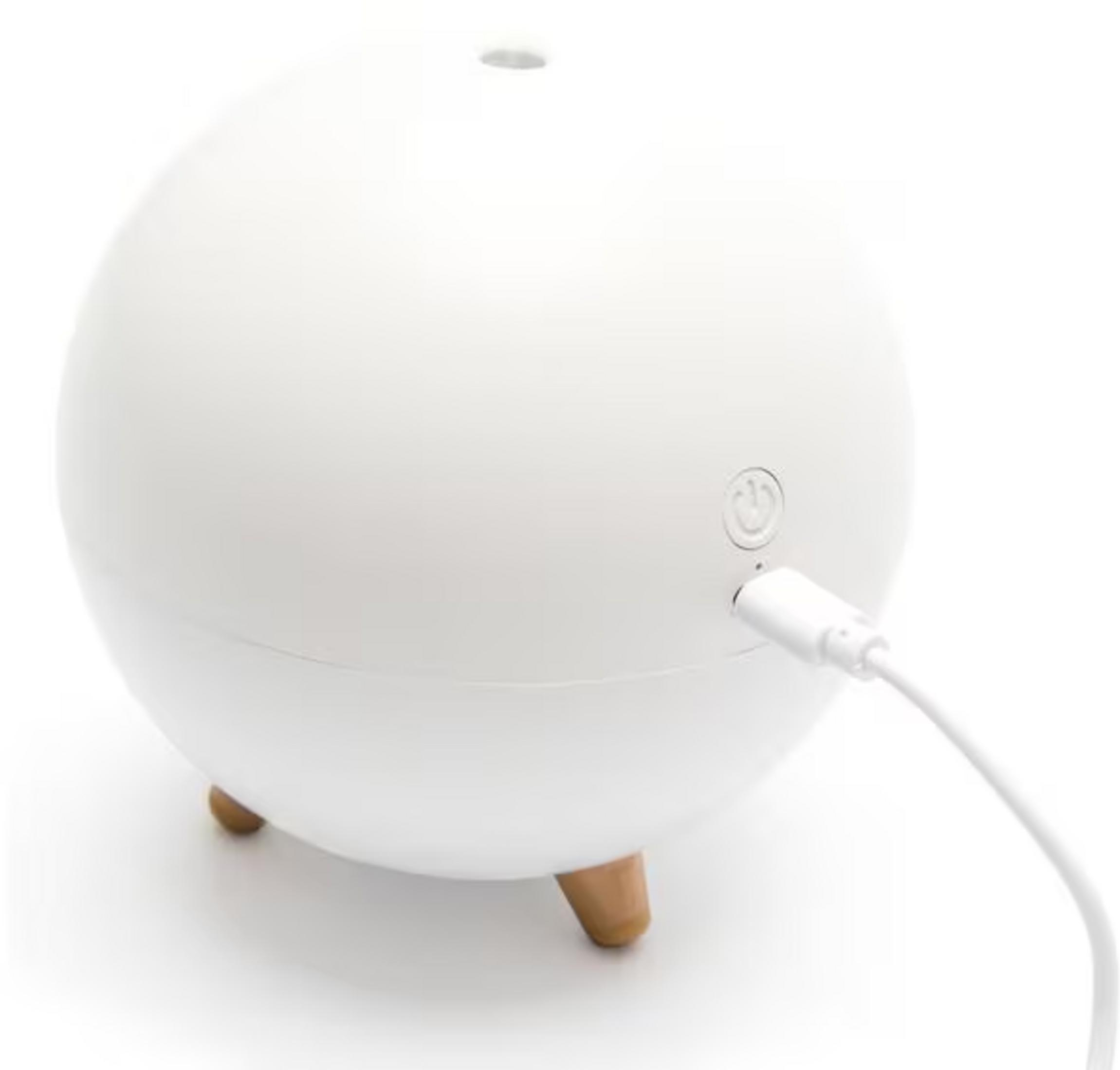 Un diffusore sferico bianco con tre gambe di legno, collegato a un cavo bianco.