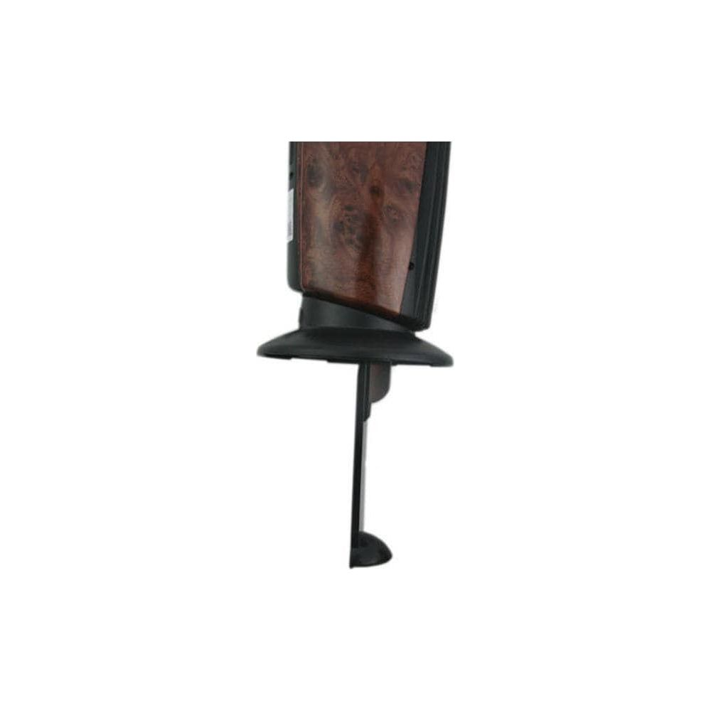 Ein Holzmuster-Detail auf einem schwarzen Ständer.