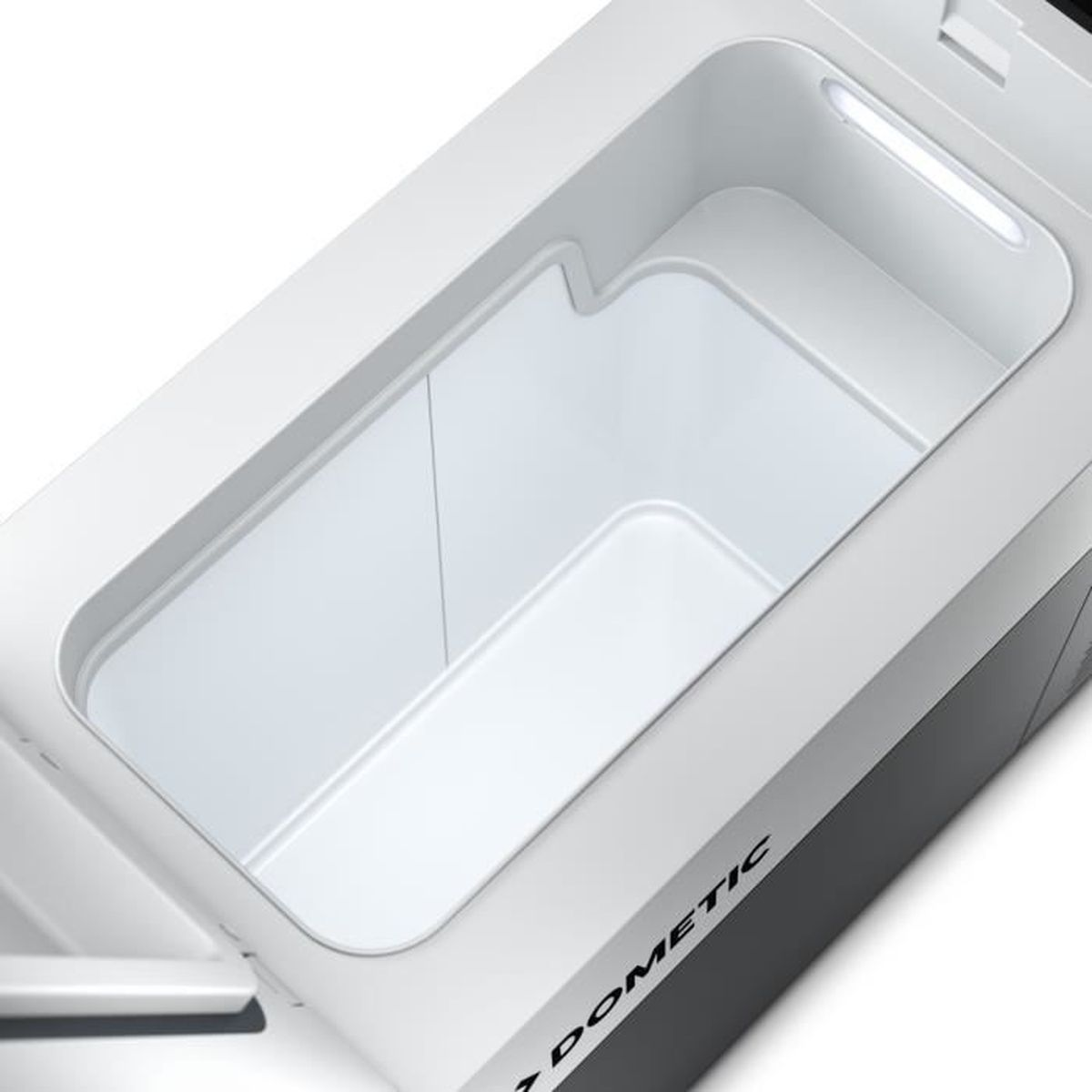 Das Innere eines leeren, weißen Kühlbox mit LED-Beleuchtung.