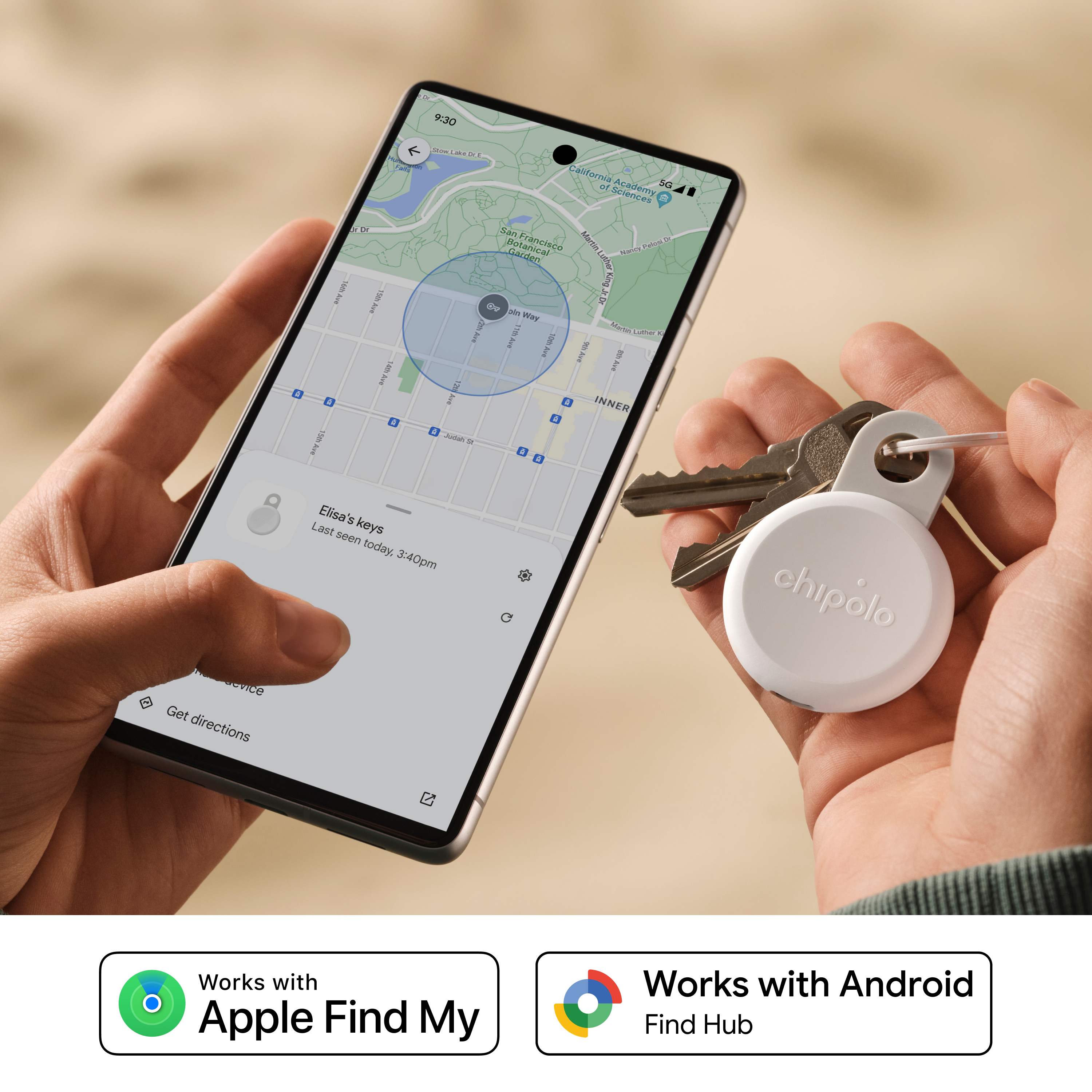 Personne tenant un smartphone avec une carte et un porte-clés Chipolo.