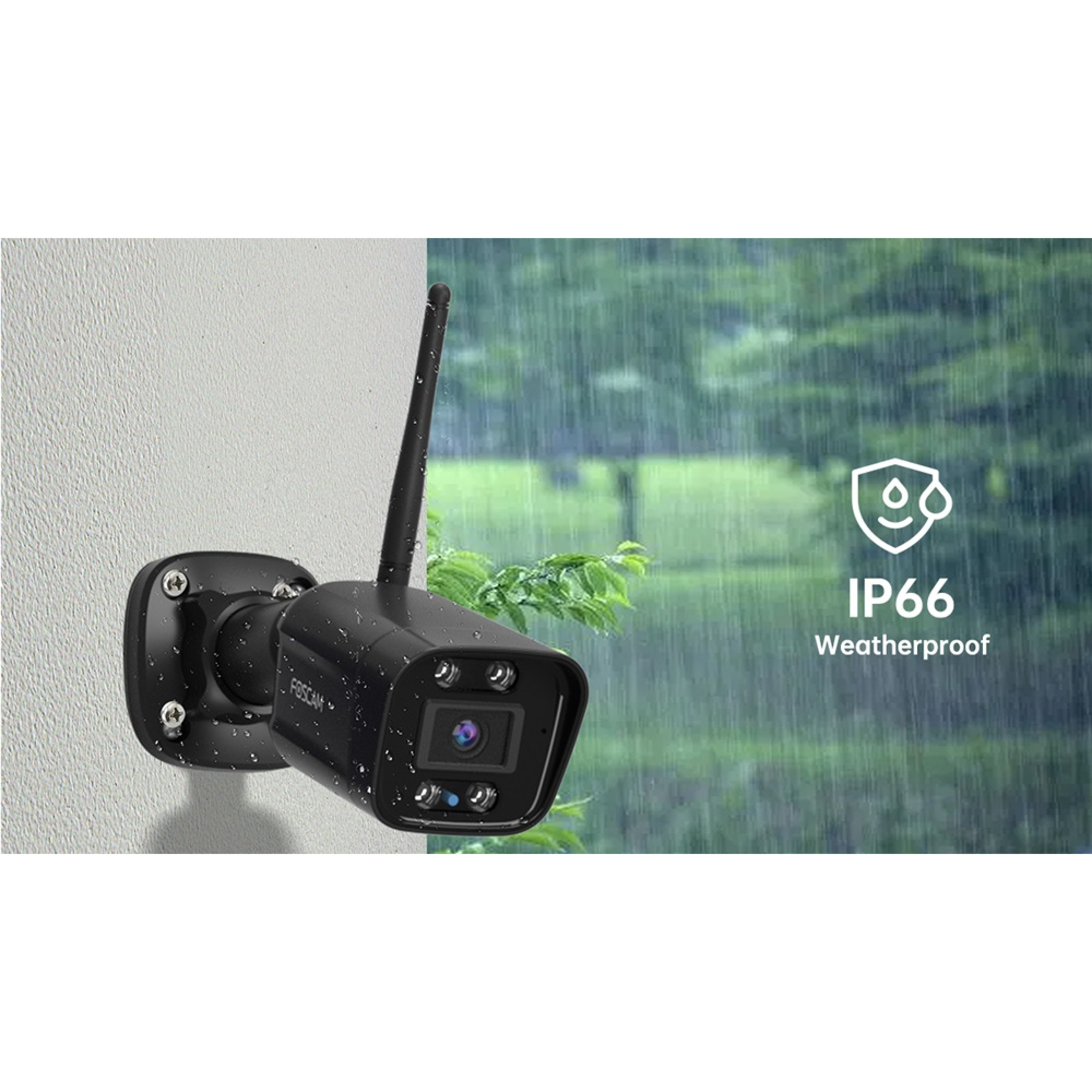 Caméra de surveillance noire avec antenne montée sur mur, sous la pluie.