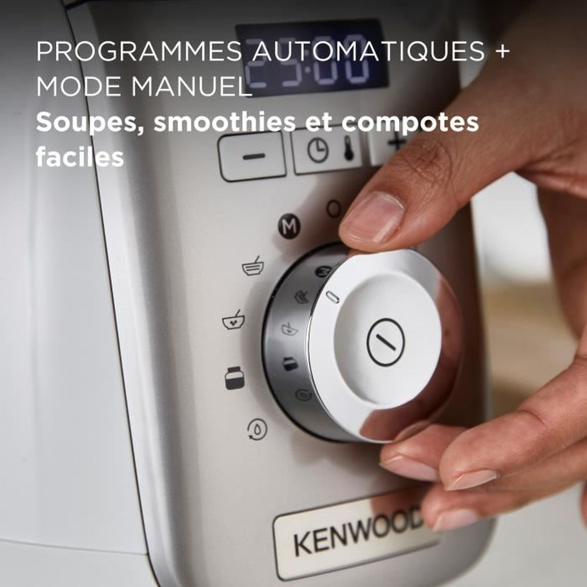 Una mano gira la manopola di un apparecchio da cucina Kenwood con icone per zuppe e frullati.