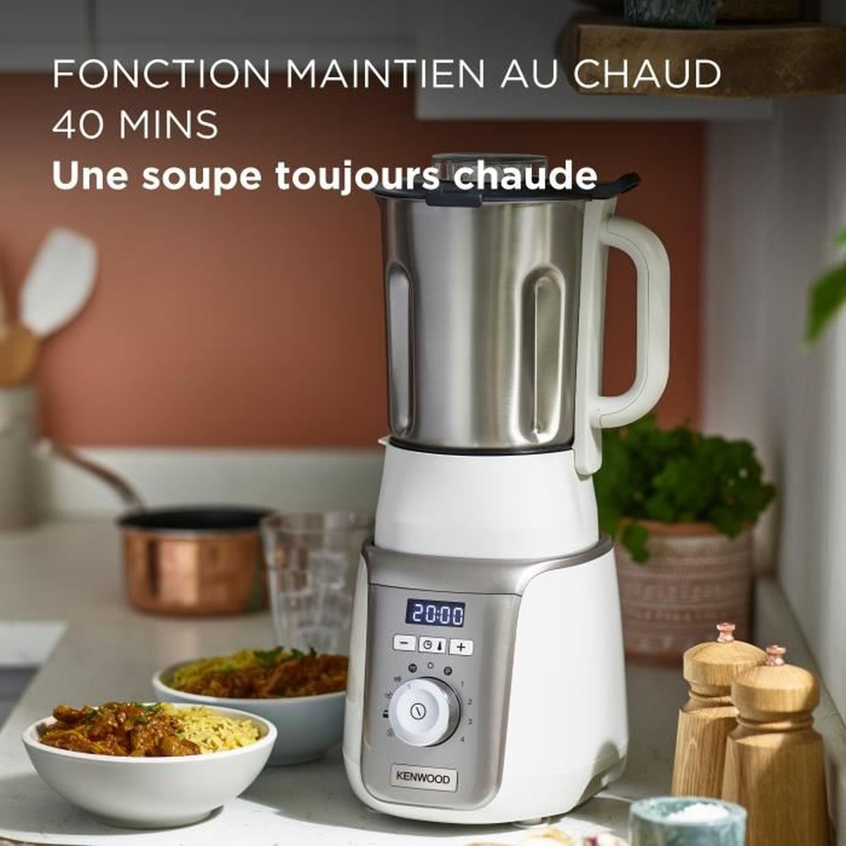 Un elettrodomestico Kenwood con caraffa in acciaio inox e base bianca, accanto a ciotole di cibo.