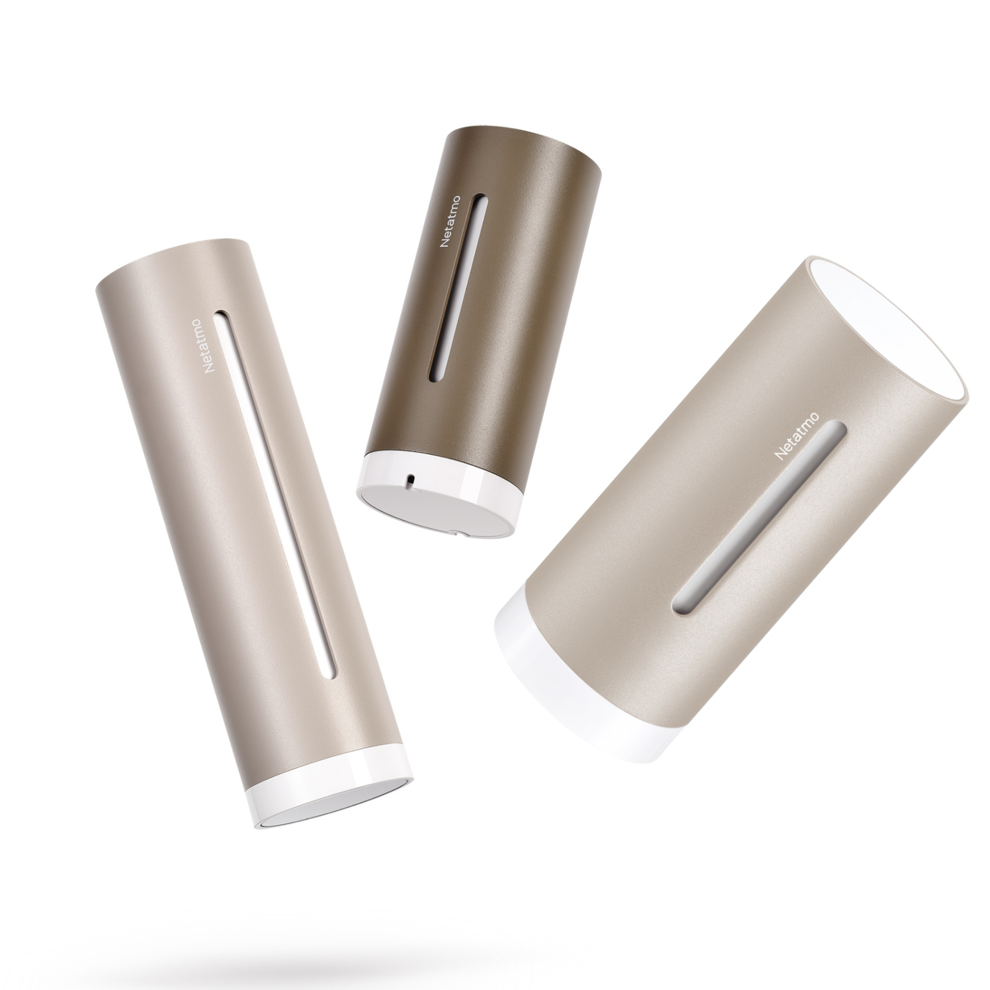 Drie Netatmo weerstations in grijstinten met witte voetstukken.