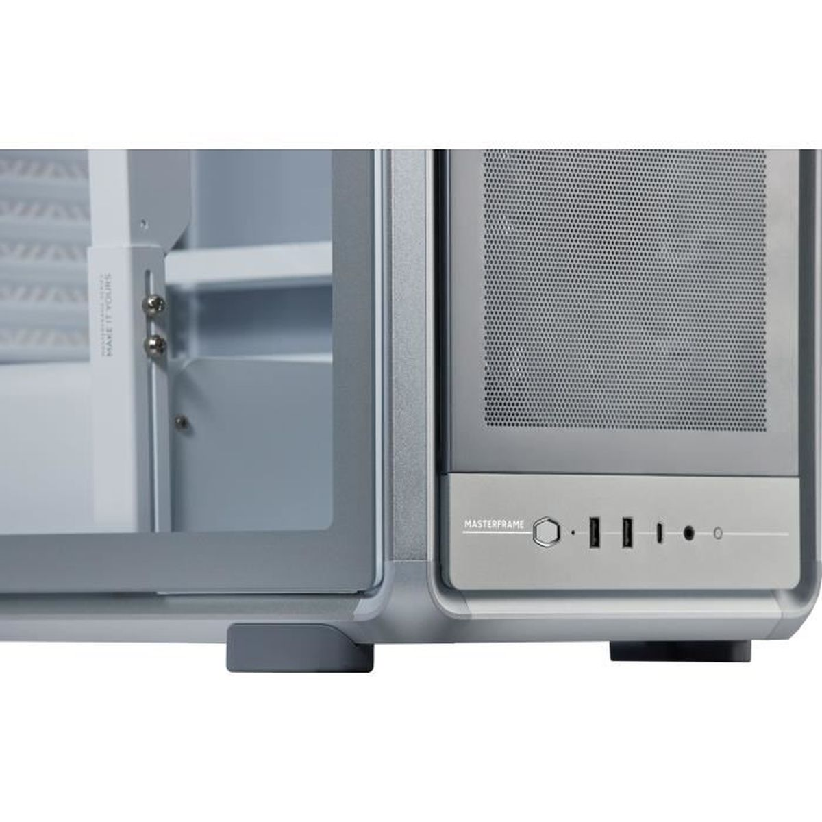Vista frontale di un case per computer argentato con porta in vetro e pannello I/O.