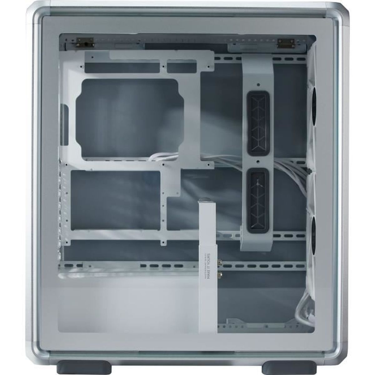 Telaio vuoto di case per computer argentato con cavi e griglie di ventilazione.