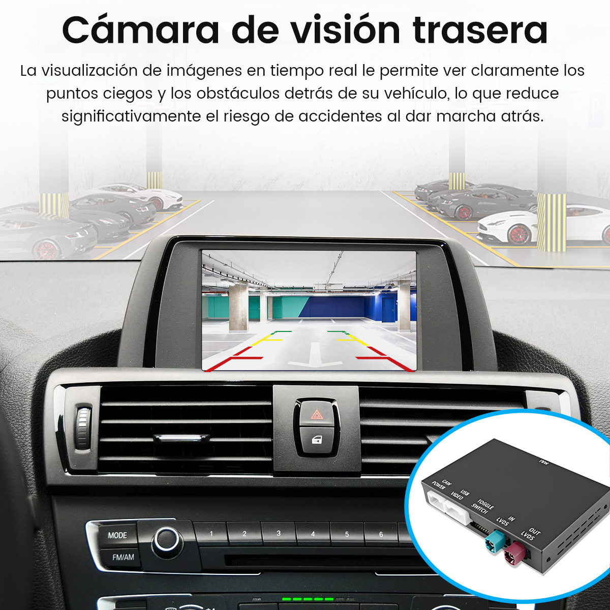 Salpicadero de coche mostrando vista de cámara trasera en pantalla, con líneas de aparcamiento.
