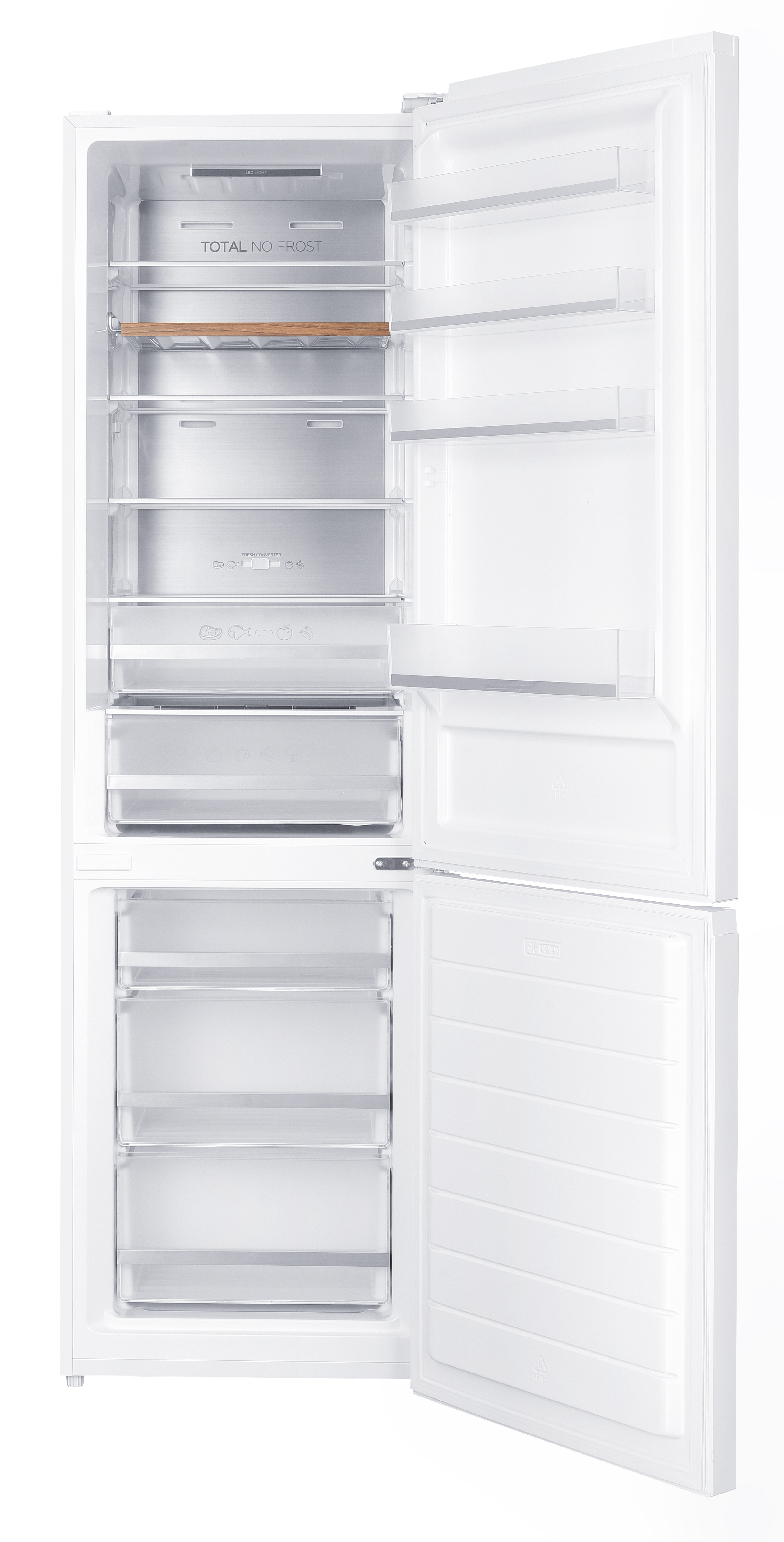 Een open witte koelkast met glazen planken en lades.