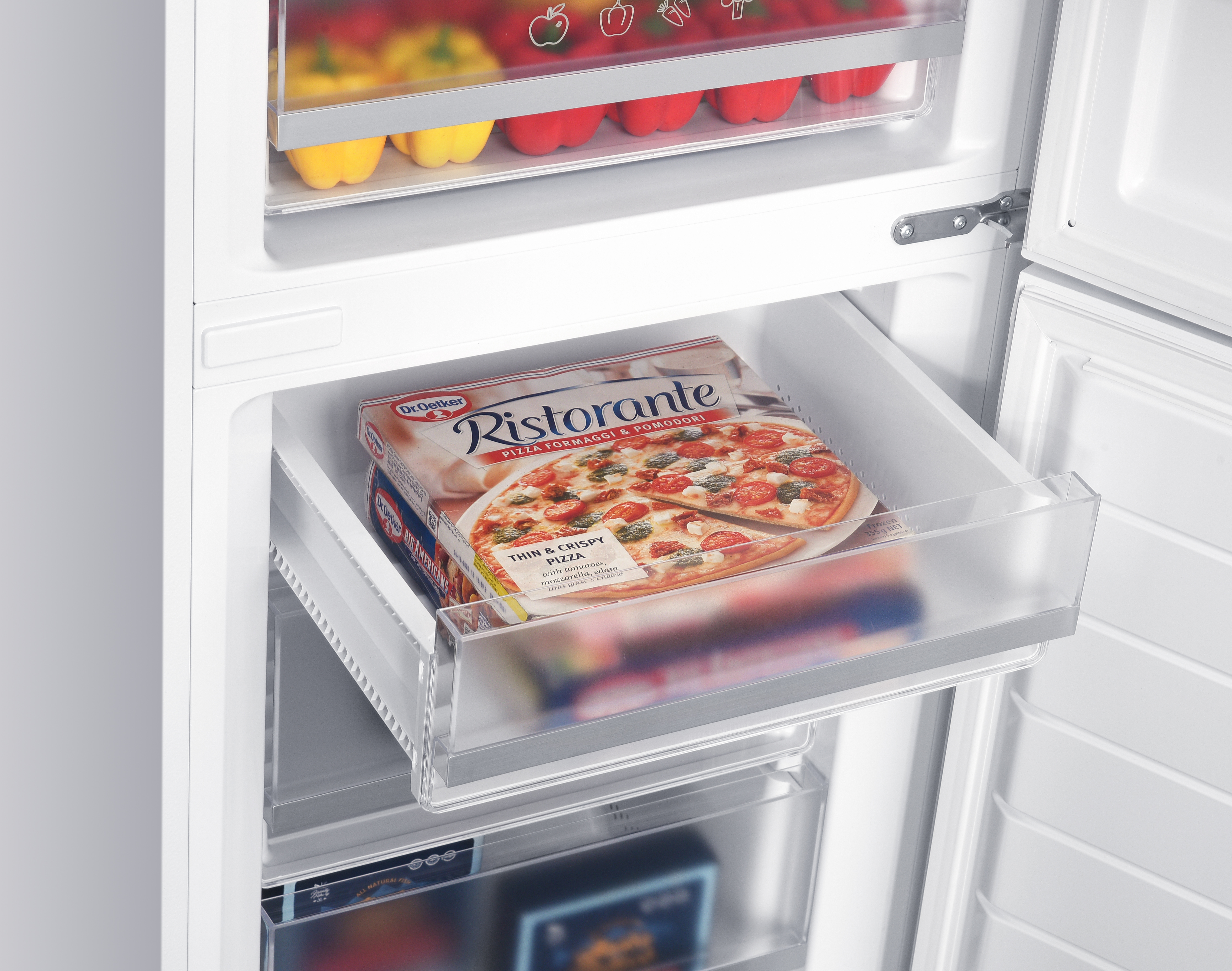 Diepvriespizza in een koelkastlade.