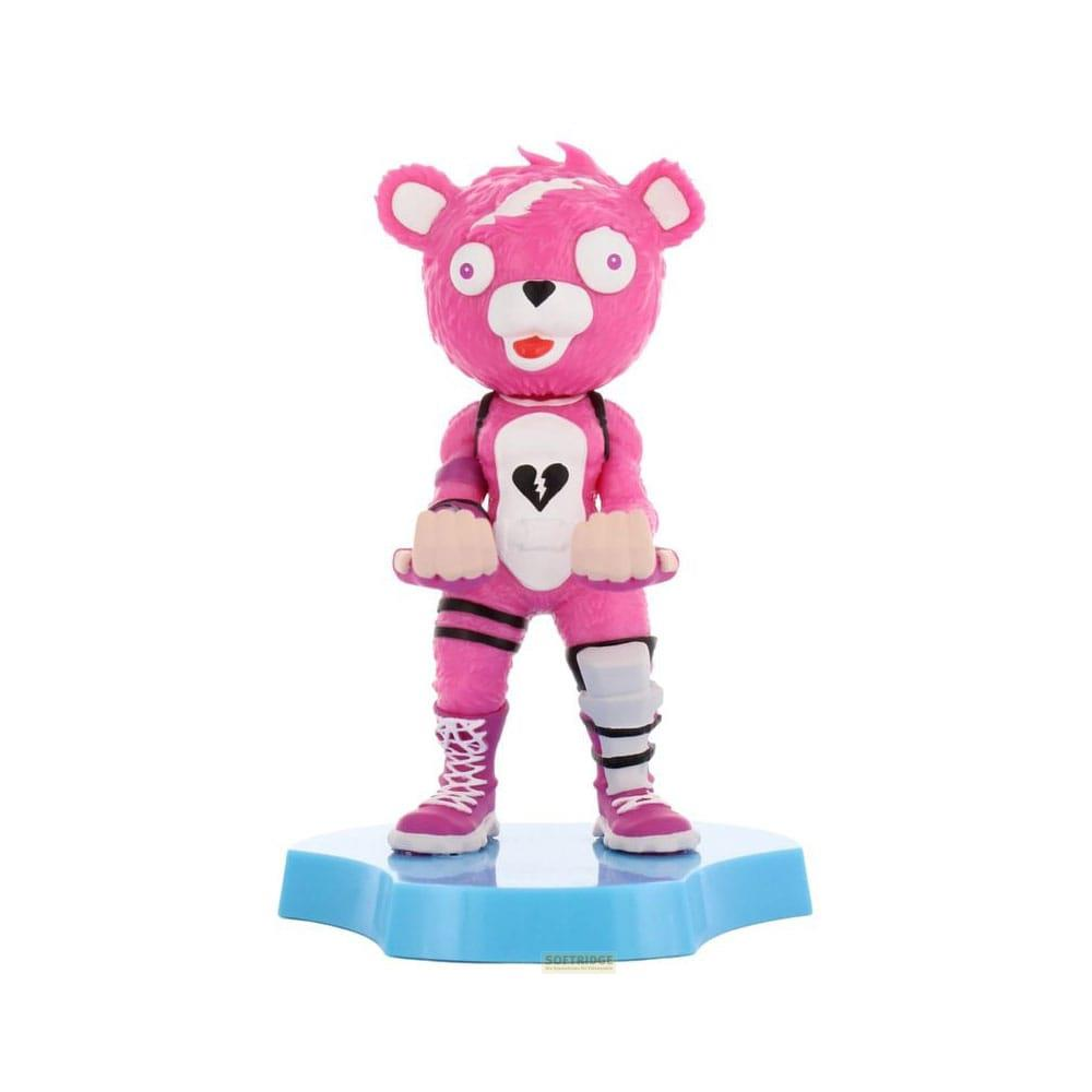 Eine pinke Teddybär-Figur mit gebrochenem Herzen-Symbol auf der Brust steht auf einem blauen Podest.