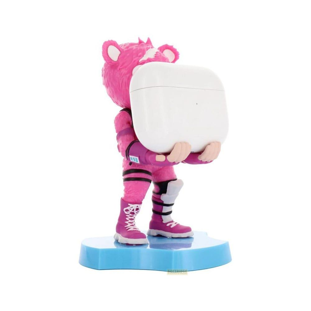 Eine pinke Bärenfigur hält ein weißes Ladeetui.