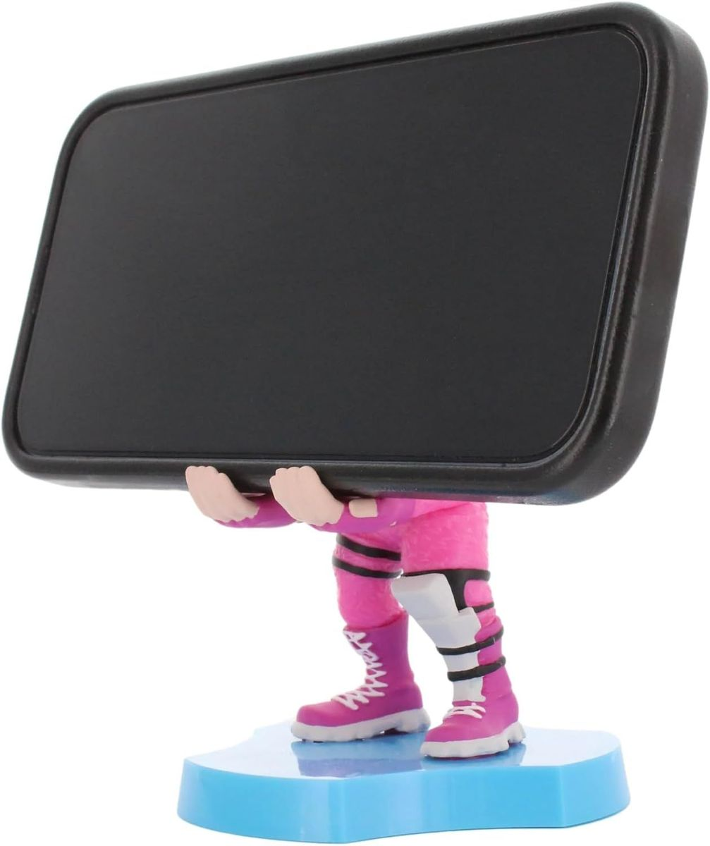 Eine Figur in pinker Kleidung hält ein schwarzes rechteckiges Objekt. Weiße Schnürsenkel.