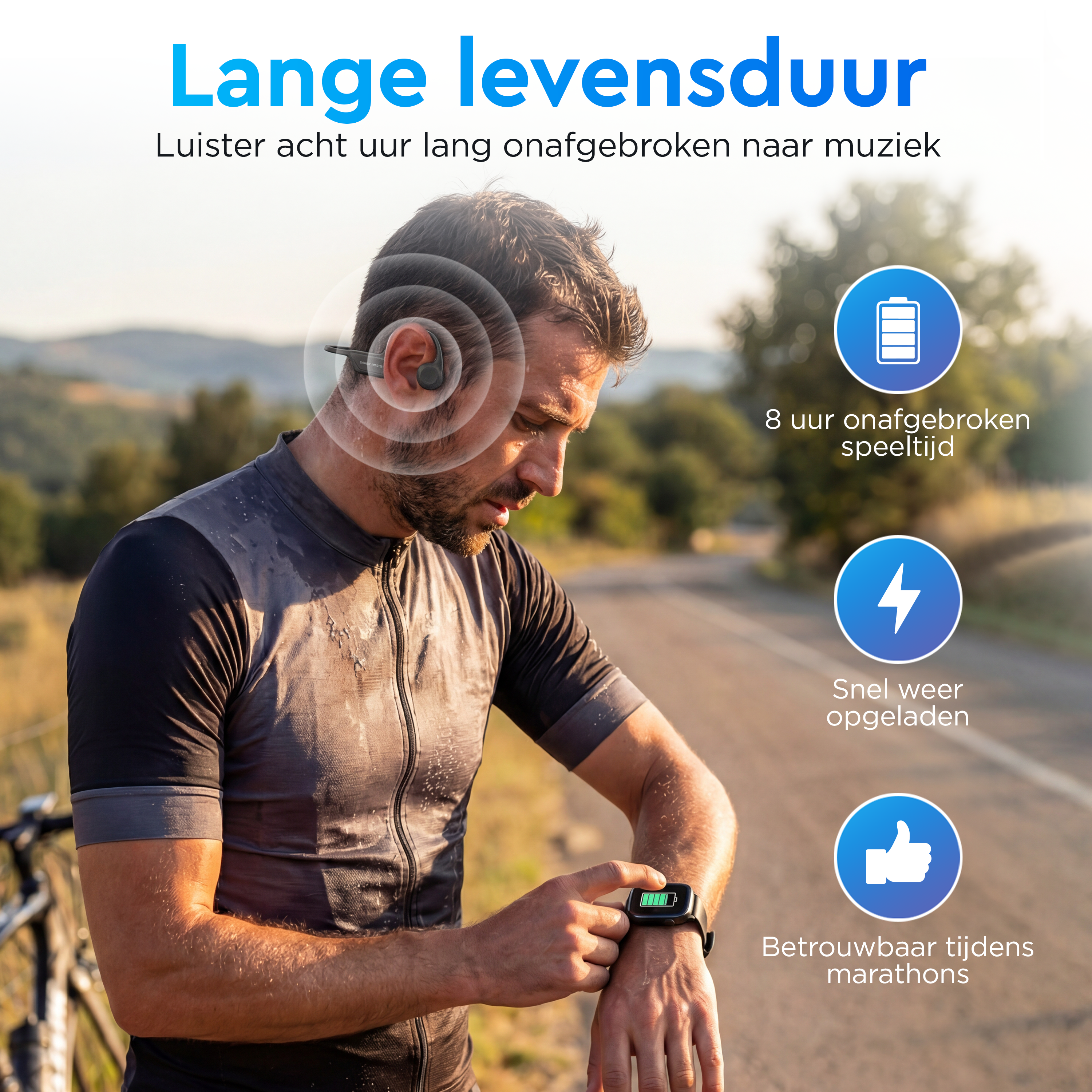 Man met oordopjes kijkt op smartwatch. Lange batterijduur.