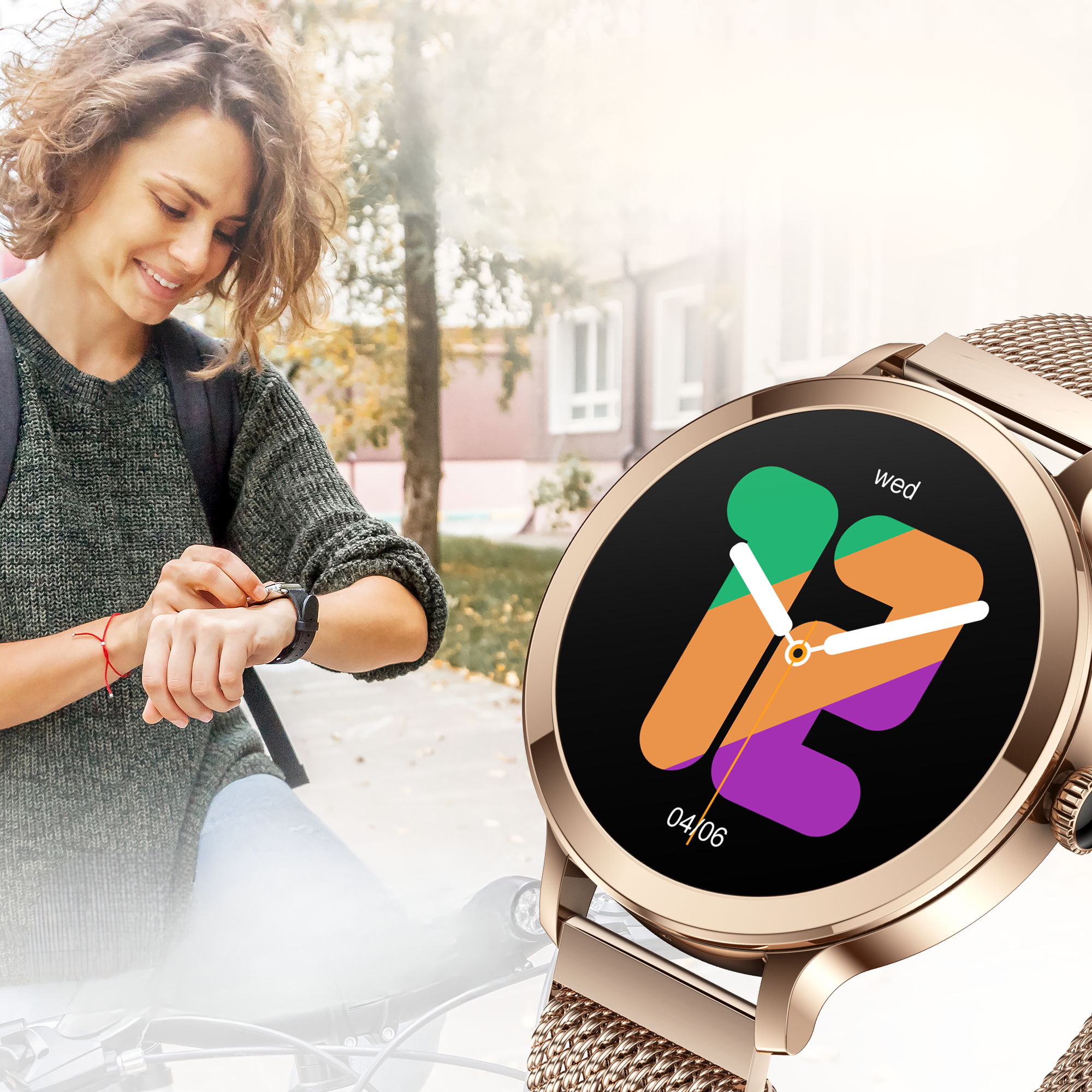Une femme consulte sa montre connectée au cadran coloré en extérieur.
