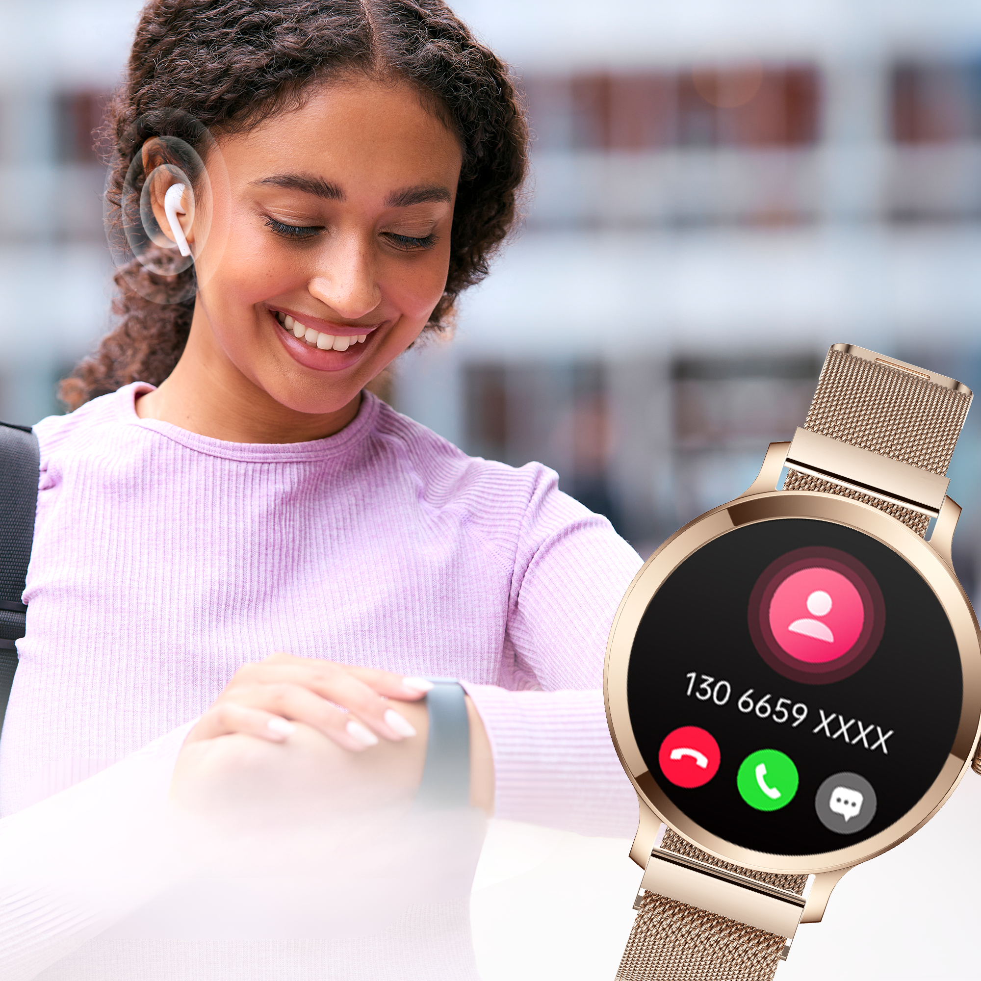 Jeune femme avec écouteurs regarde sa montre connectée affichant un appel entrant.