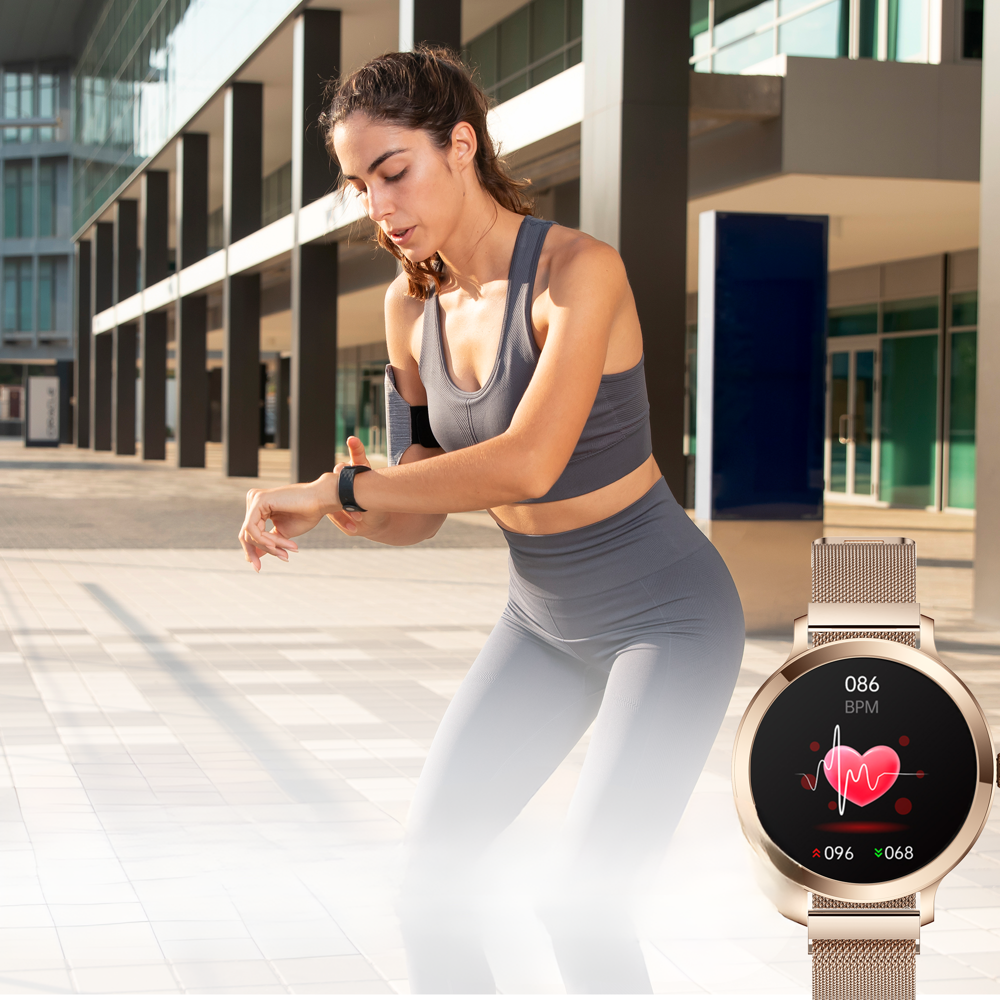 Une femme en tenue de sport consulte sa montre connectée affichant son rythme cardiaque dehors.