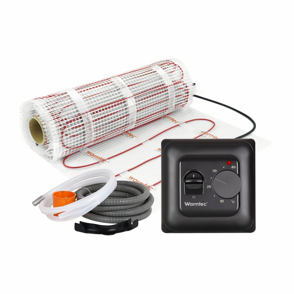 Zrolowana mata grzewcza z termostatem i akcesoriami na białym tle.