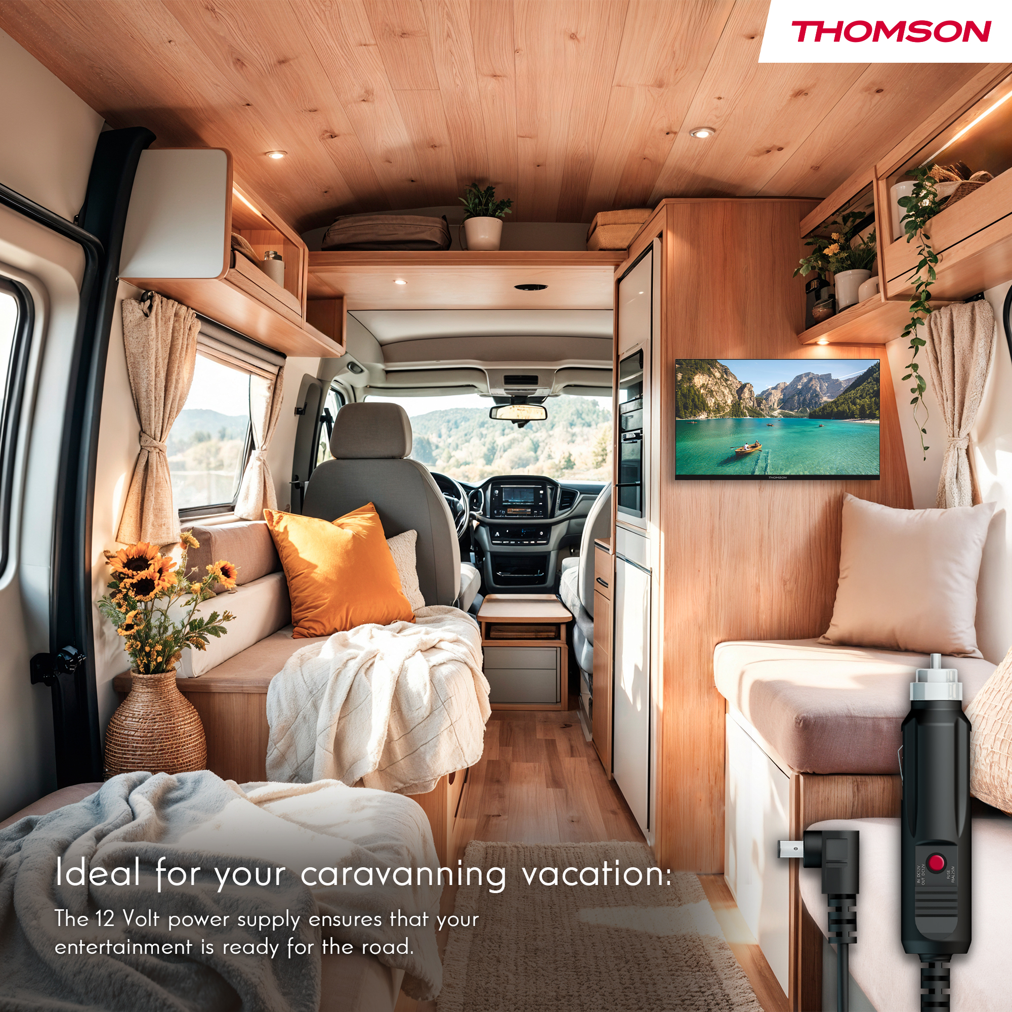 Interior de una autocaravana con banco, TV y revestimiento de madera.