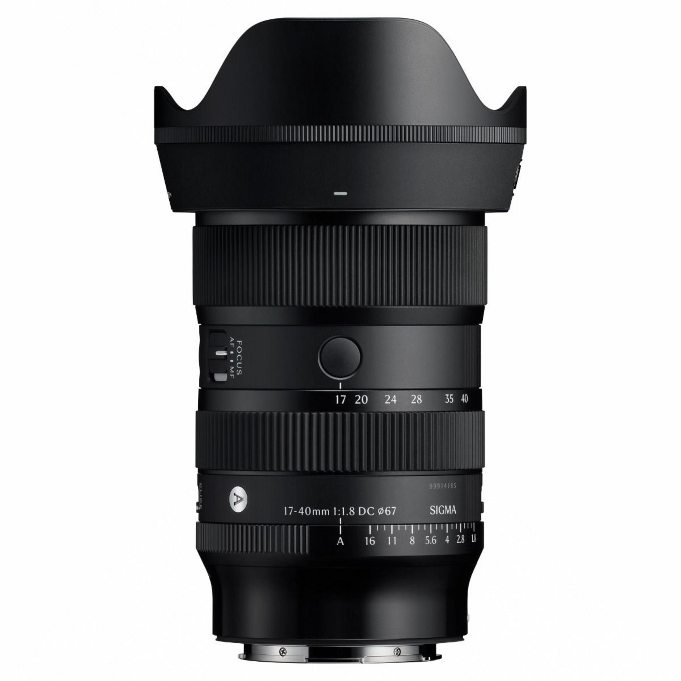 Ein schwarzes Sigma 17-40mm f/1.8 DC Objektiv mit Fokusring und Zoommarkierungen.