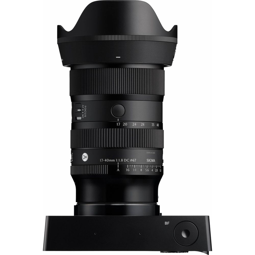 Schwarzes Sigma 17-40mm f/1.8 DC Objektiv an schwarzem Kameragehäuse.