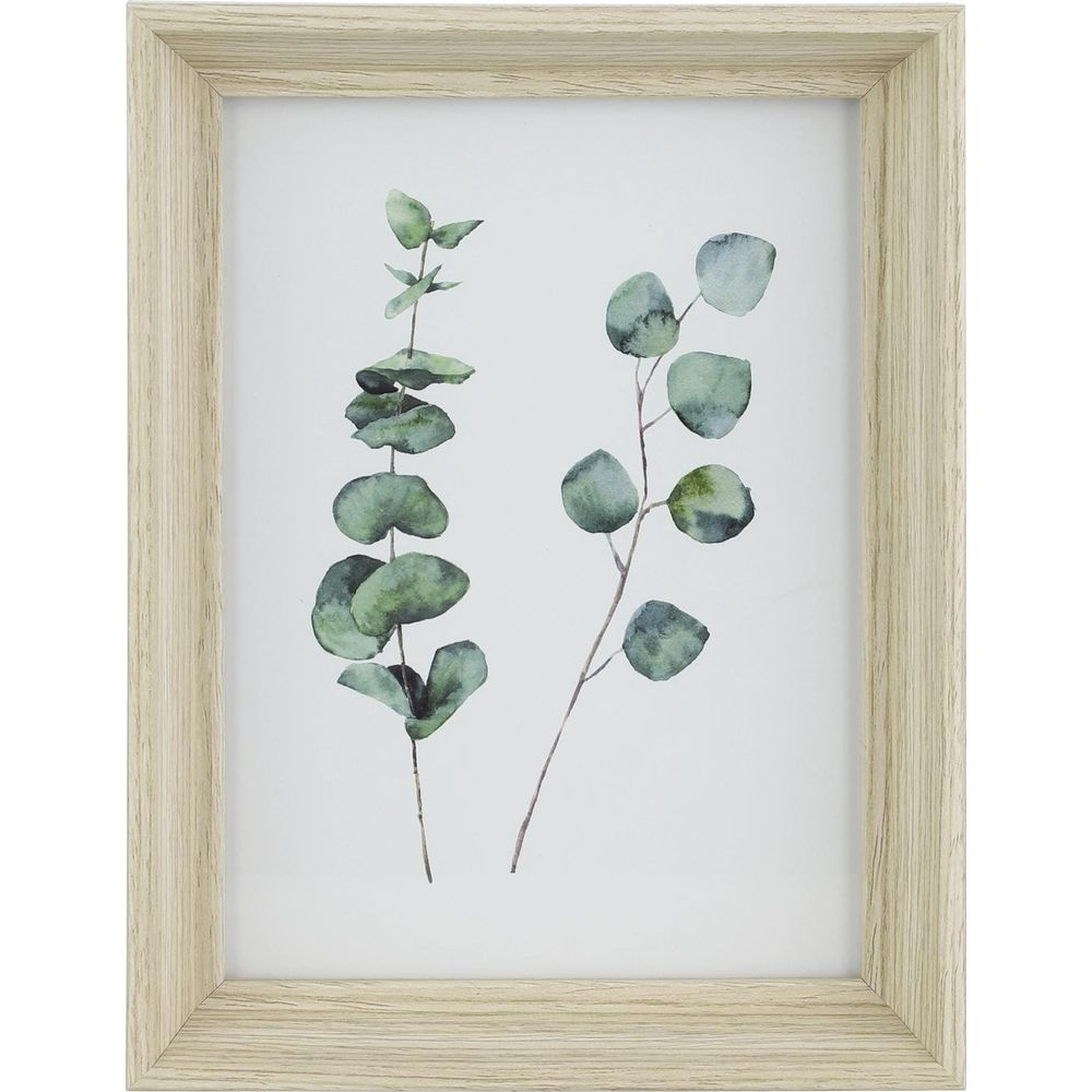 Deux branches de feuilles d'eucalyptus vertes sur fond blanc dans un cadre en bois clair.