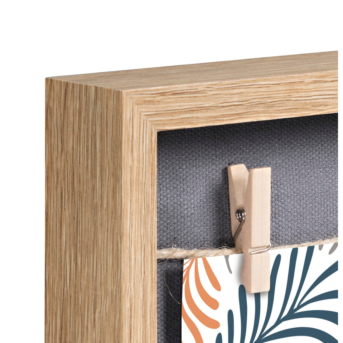 Cadre en bois avec ficelle et pince à linge tenant des cartes à motifs de feuilles.