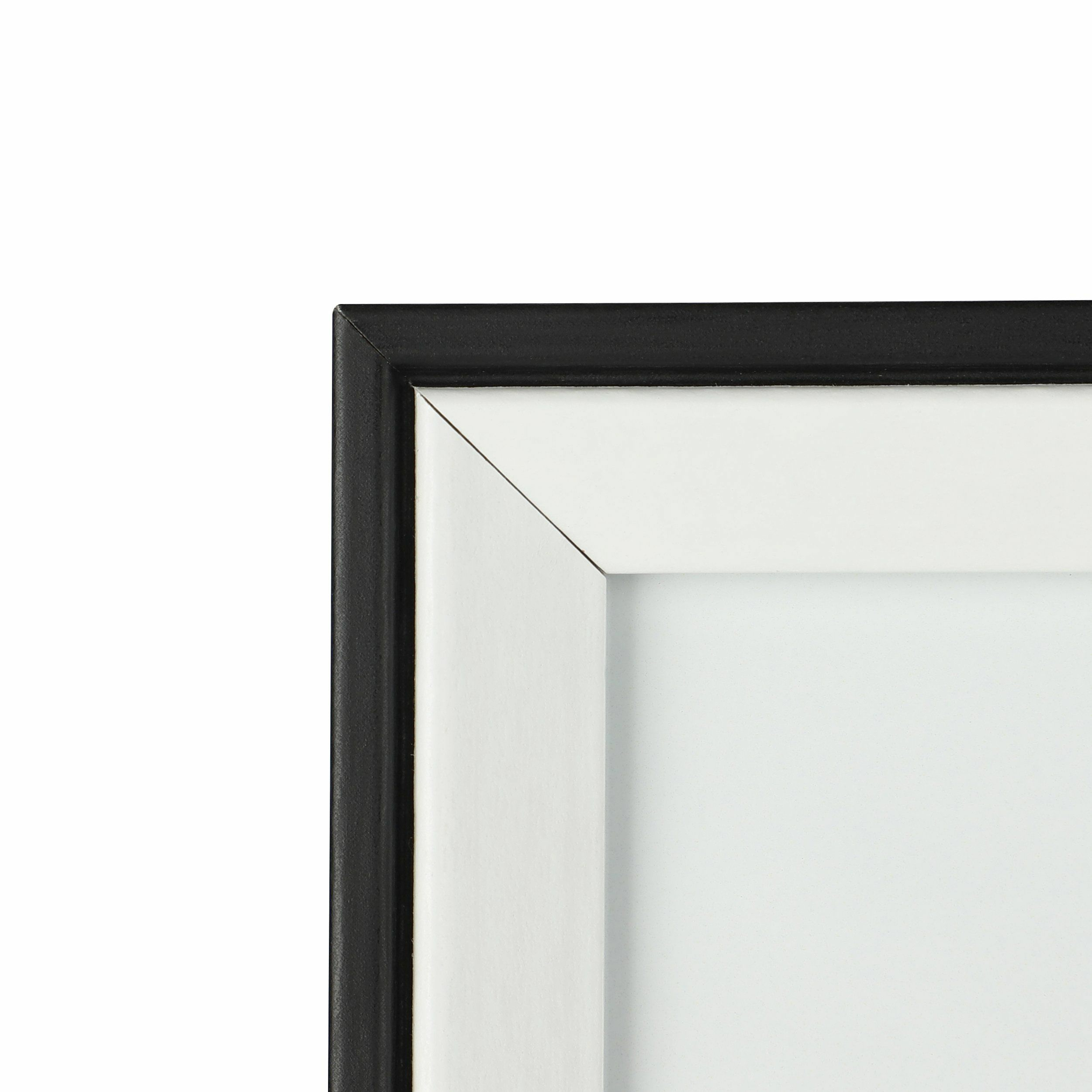 Gros plan d'un coin de cadre noir avec un passe-partout blanc.
