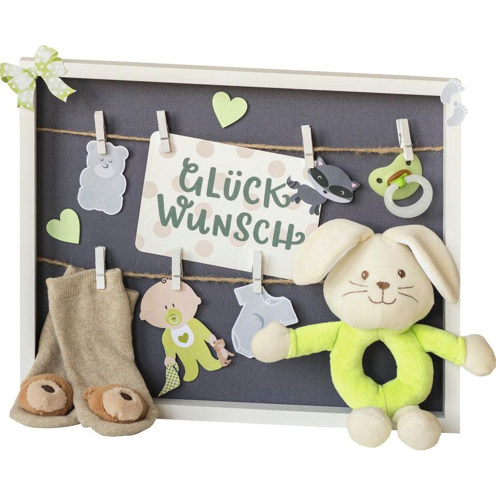 Cadre cadeau bébé avec ours, barboteuse, chaussettes, sucette et lapin.