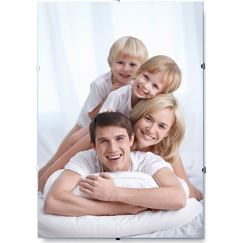 Famille heureuse de quatre personnes empilées, souriant.