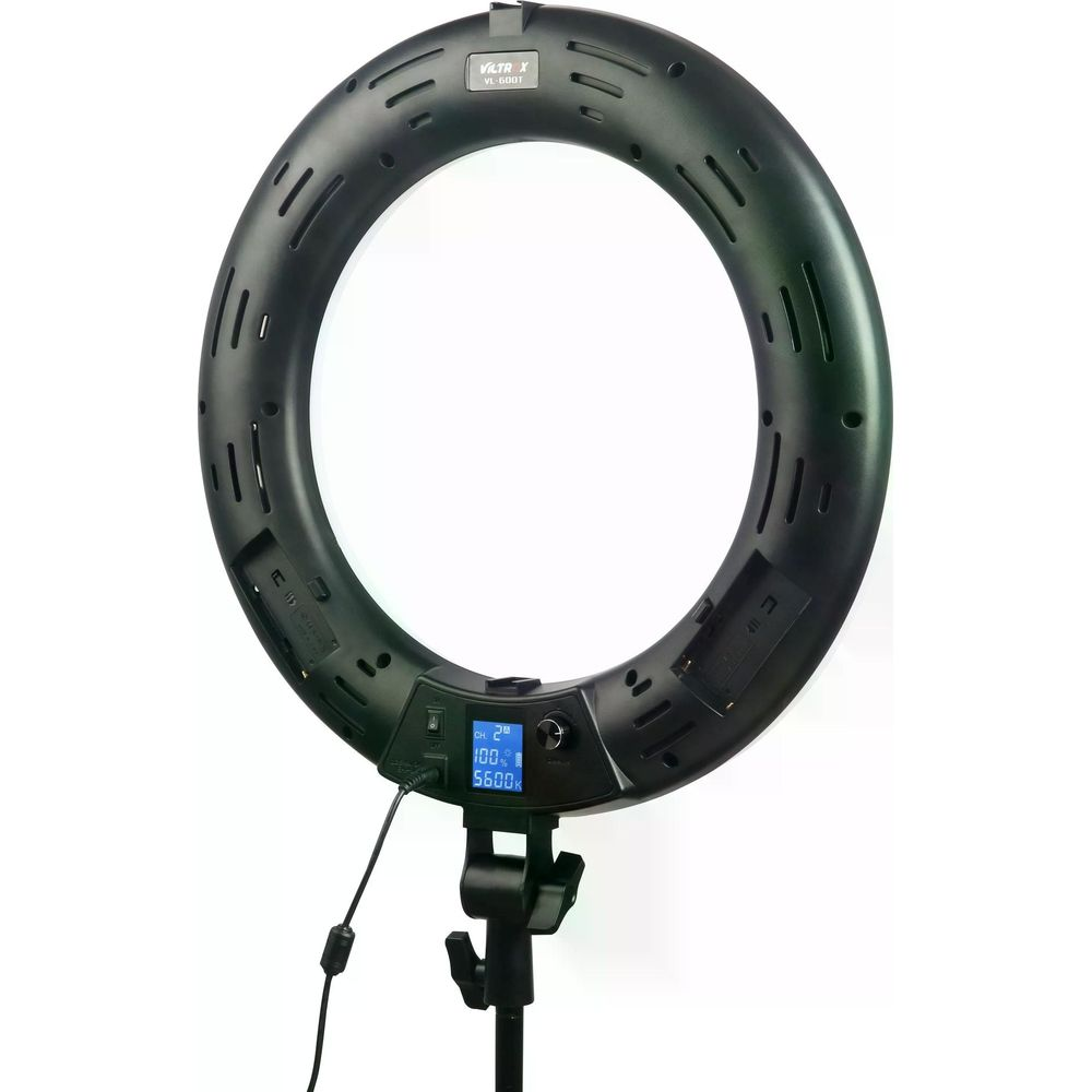 Une lumière annulaire noire avec écran LCD et câble sur fond blanc.