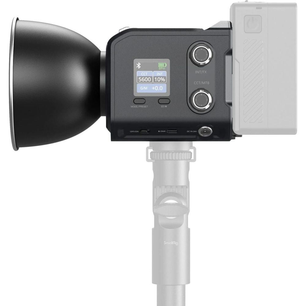 Une tête de lumière noire avec écran LED affichant CCT 5600 et INT 10%.
