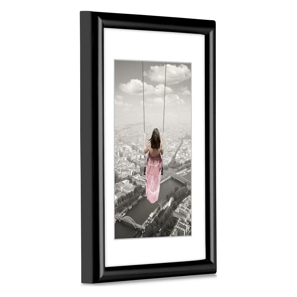 Femme en robe rose se balance au-dessus de Paris.