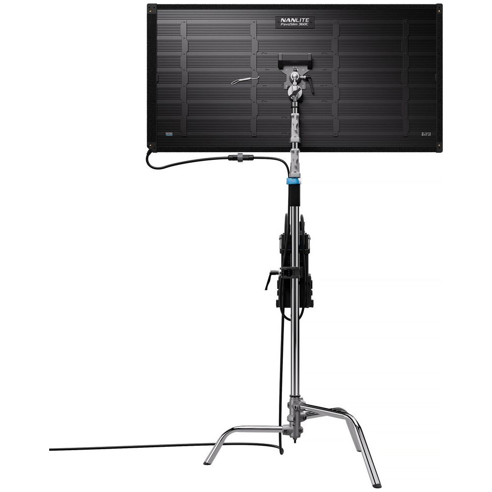 Un panneau LED Nanlite PavoSlim 360C noir est monté sur un C-stand argenté avec un câble.