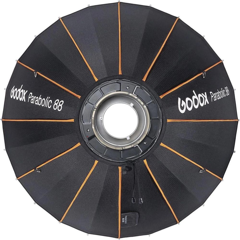 Un réflecteur parabolique Godox 88 noir avec rayons orange et un anneau central.