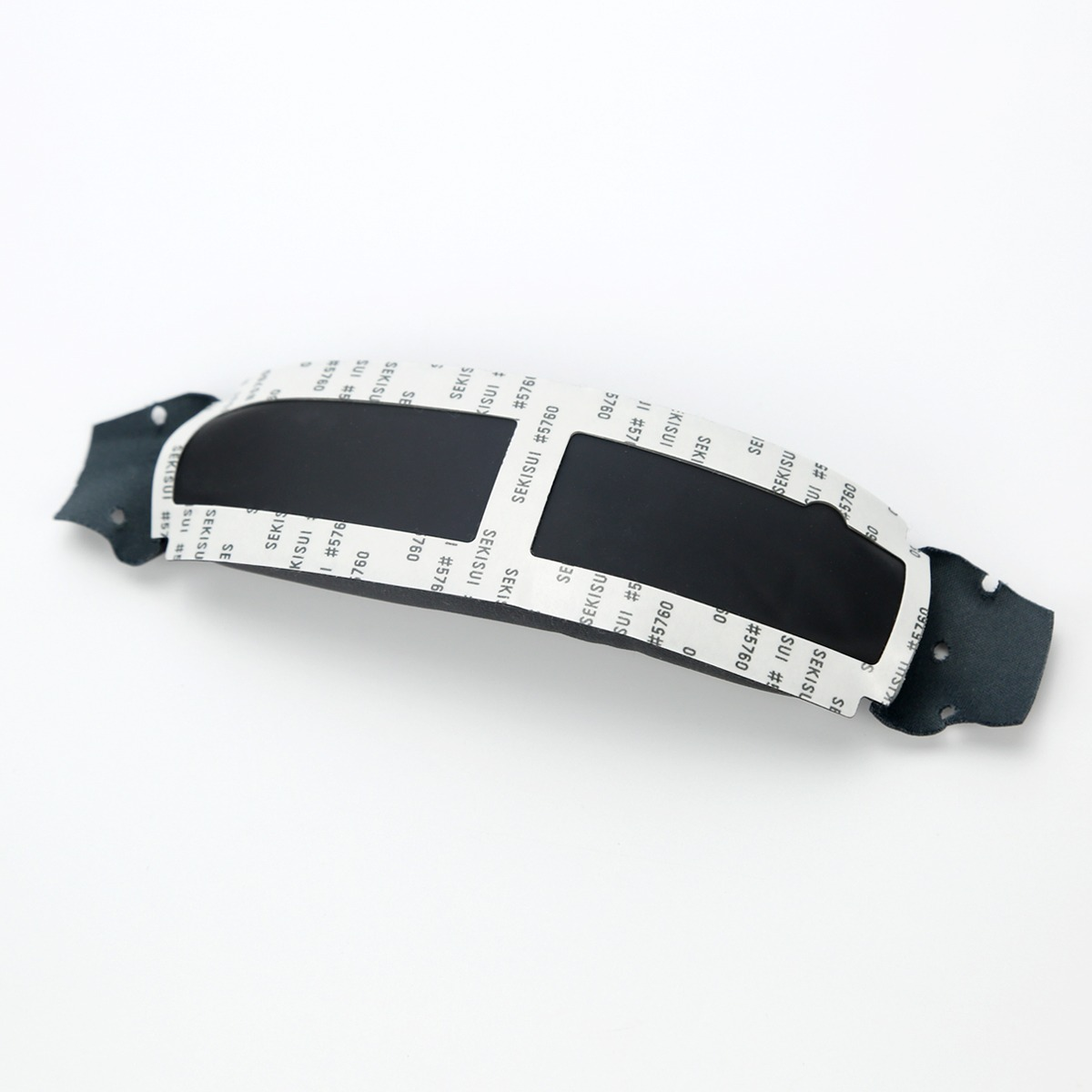Oggetto curvo nero con nastro bianco etichettato SEKISUI #5760.
