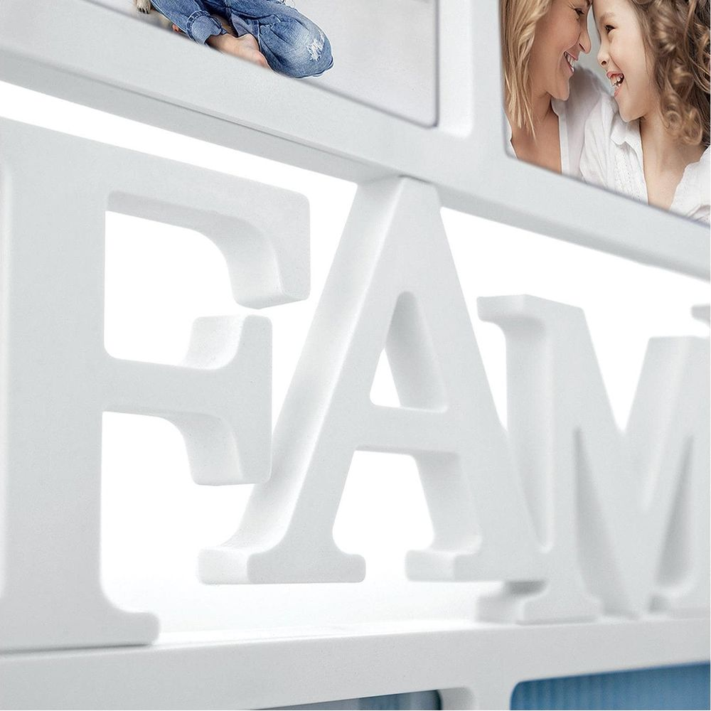 Cadre photo blanc avec lettres. Mère et enfant se sourient.