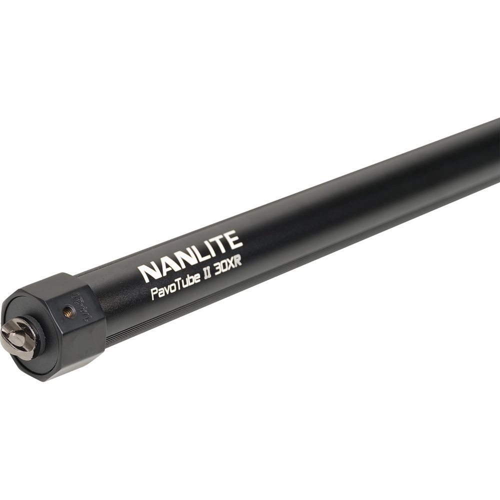 Un tube lumineux noir Nanlite PavoTube II 30XR avec support à vis argenté.