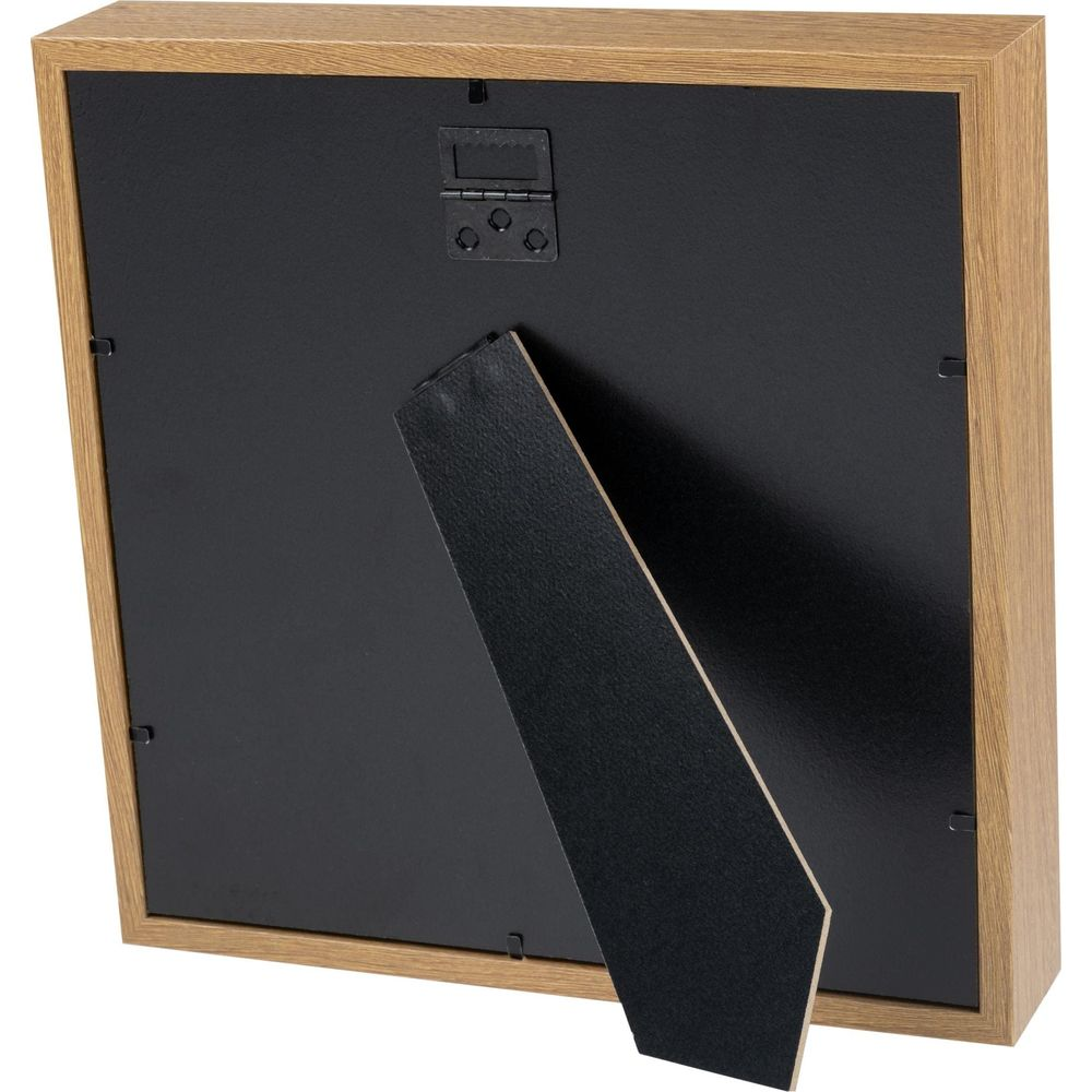 Retro di una cornice in legno con piedino nero e gancio.
