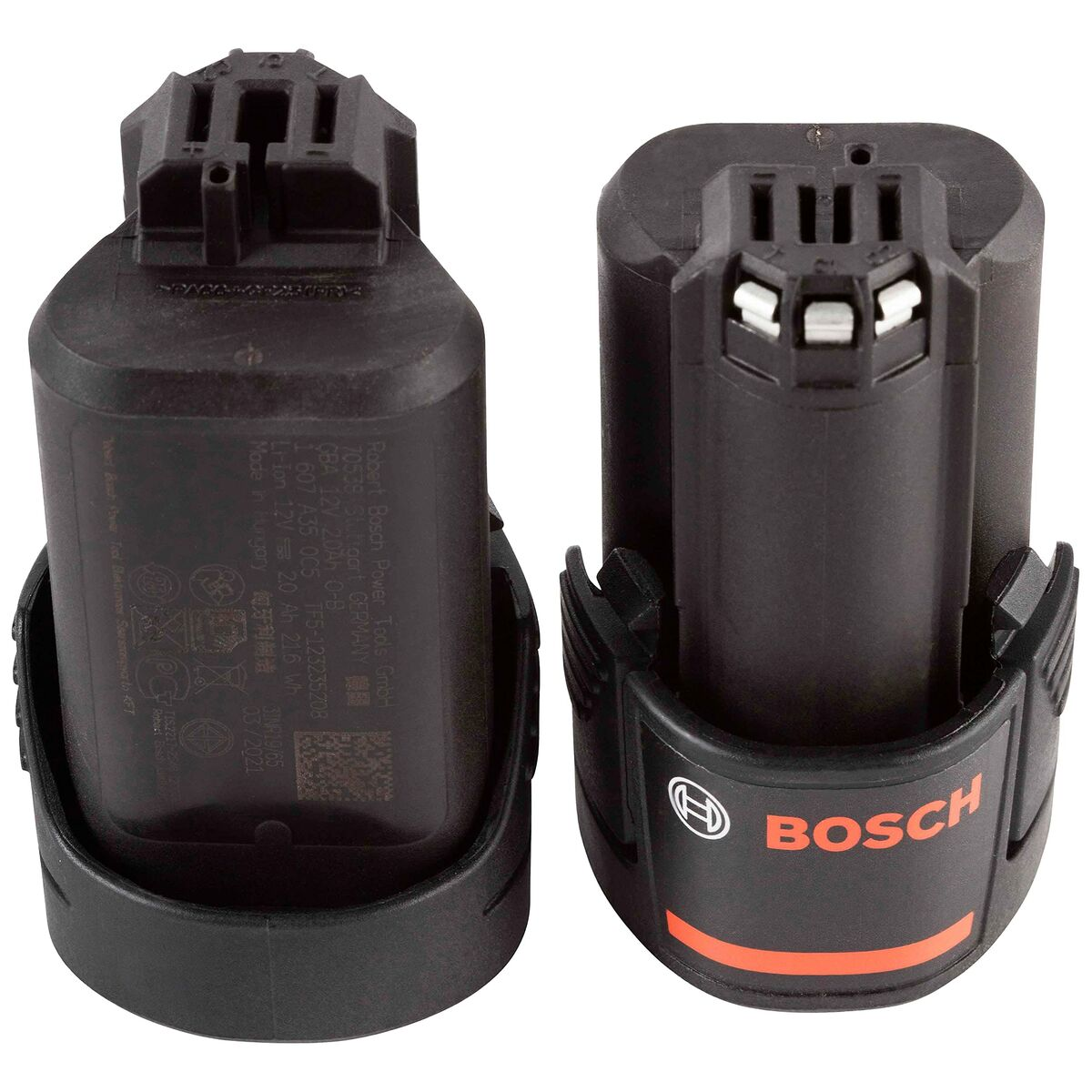 Turuncu detaylar ve yazılarla iki siyah Bosch Li-Ion pil.
