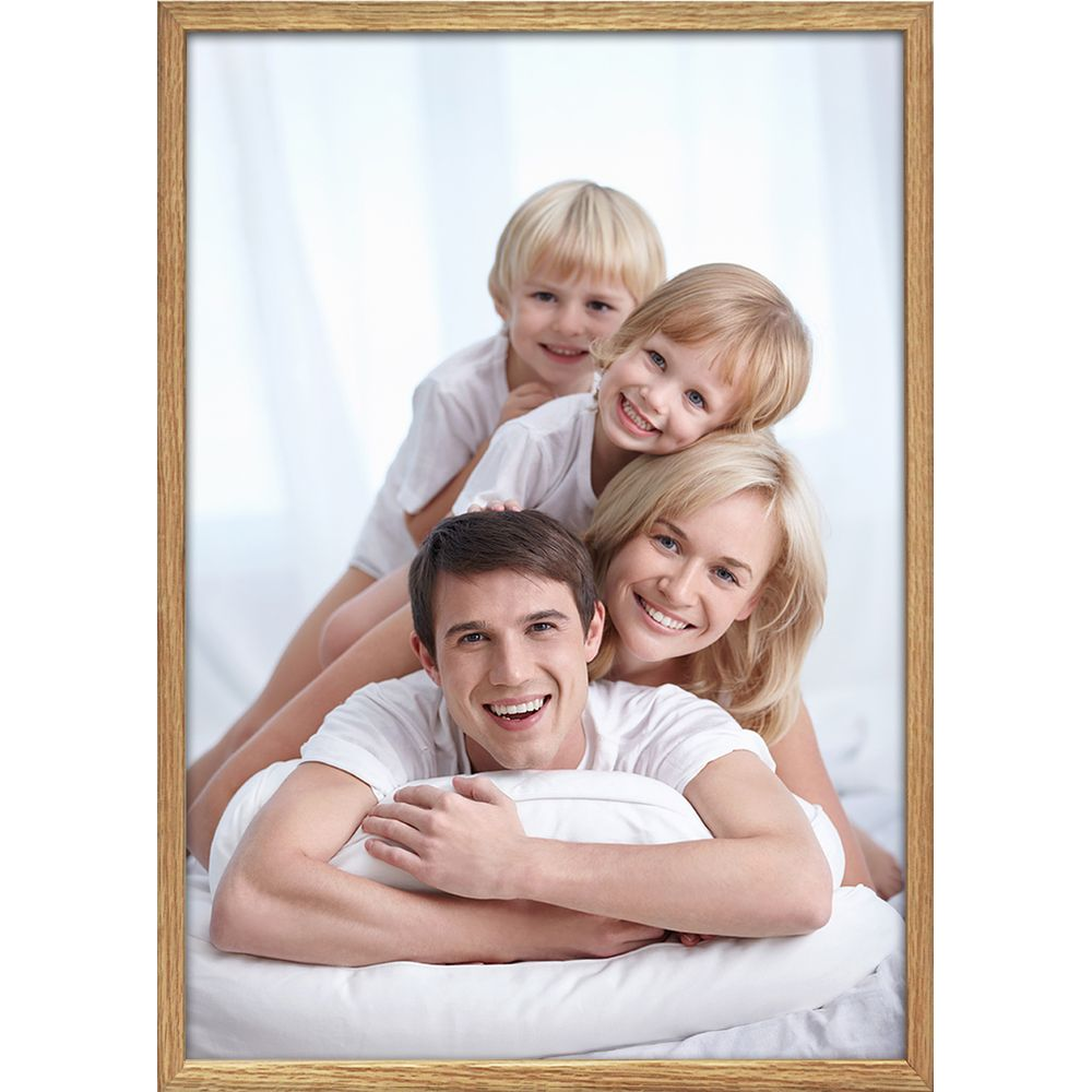 Famille heureuse de quatre personnes empilées, souriant.