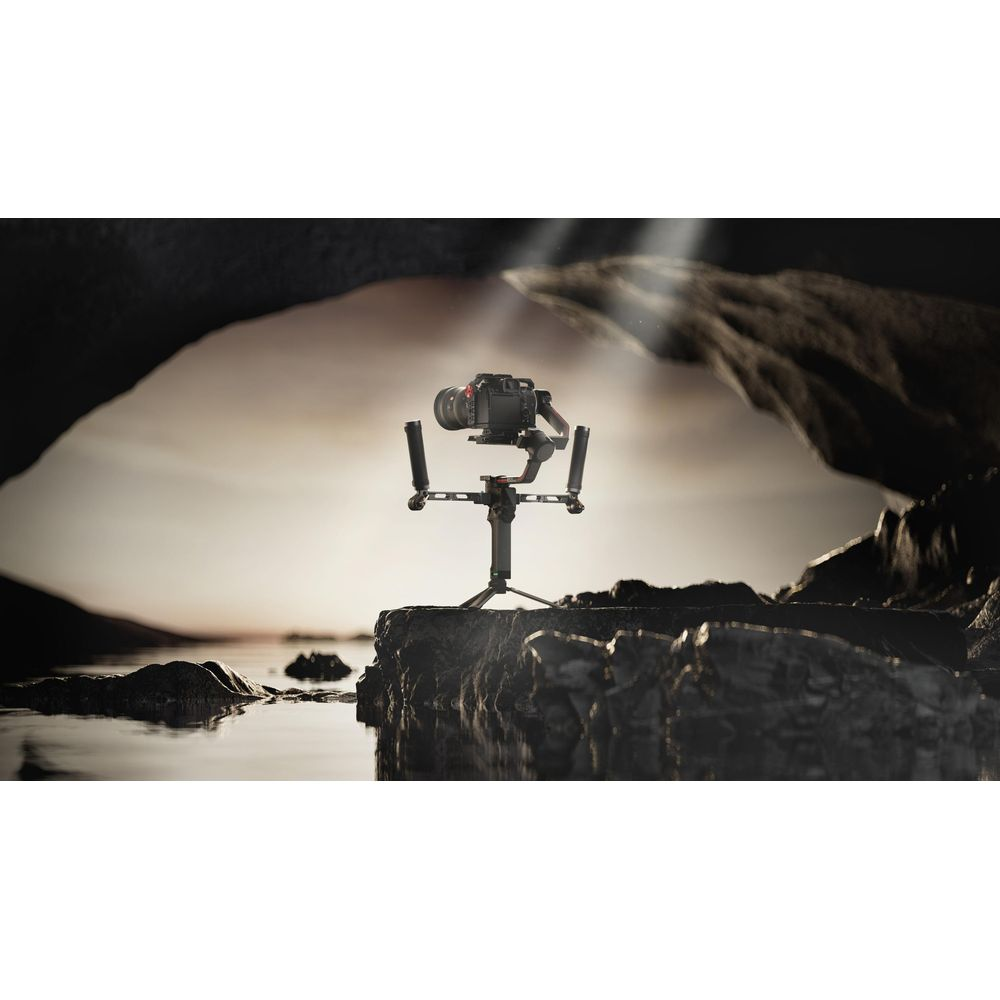 Caméra sur nacelle sur des rochers au bord de l'eau, rayons de soleil dans une grotte.