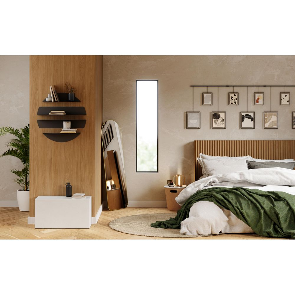 Une chambre avec mur en bois, miroir, table de chevet, lit et tableaux.