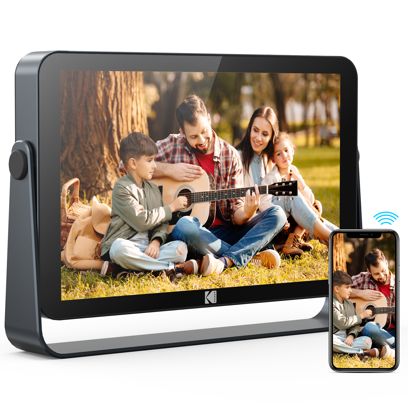 Familie im Park beim Gitarrenspiel, ein Rahmen zeigt ein Smartphone.