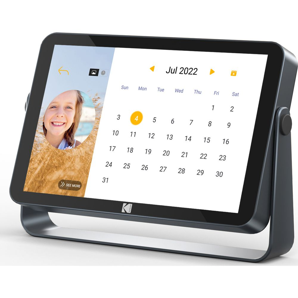 Ein digitales Fotorahmen zeigt einen Kalender für Juli 2022 mit einem Foto eines lachenden Mädchens.