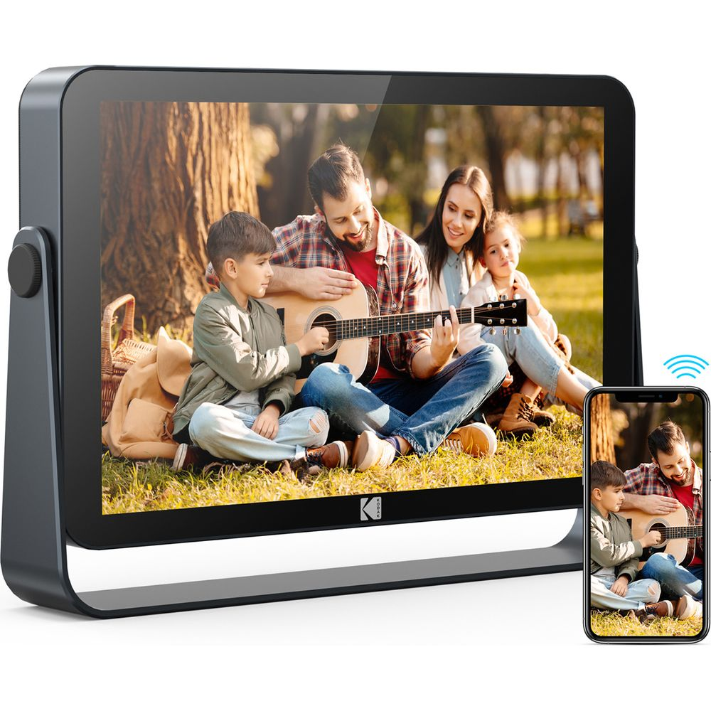 Familie spielt Gitarre im Freien, Foto auf Tablet und Handy.