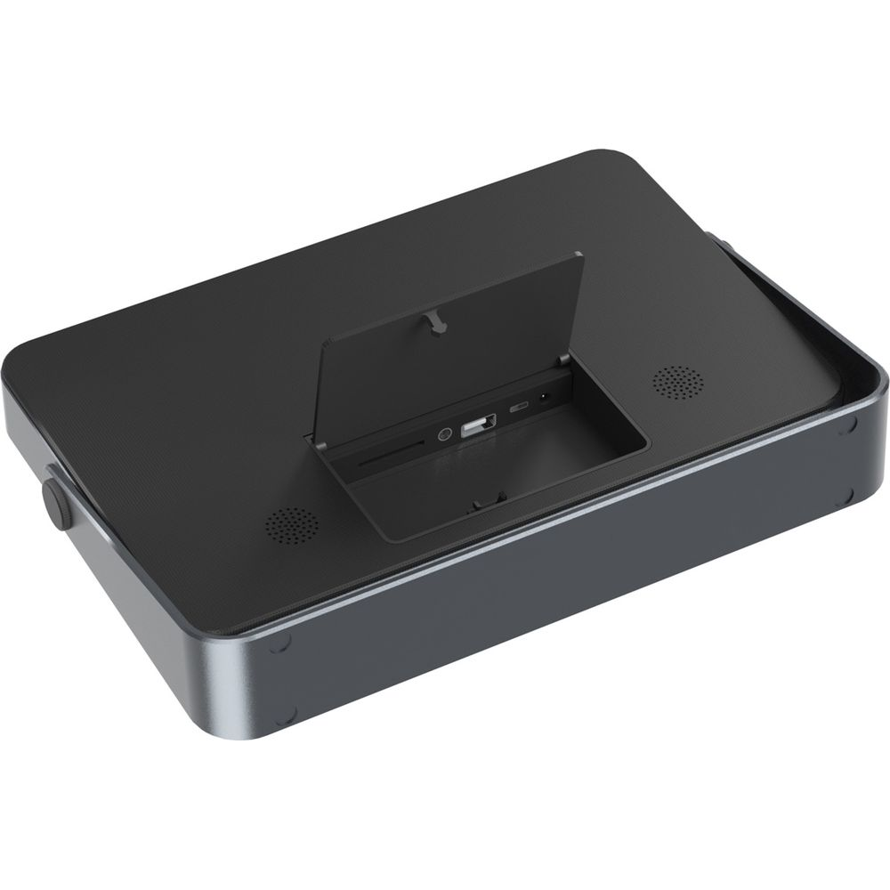 Schwarzer Kasten mit geöffnetem Fach, USB-Anschluss und Lautsprecheröffnungen.