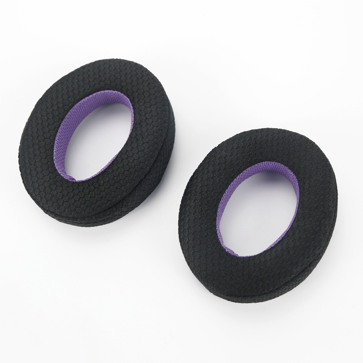 Due cuscinetti neri per cuffie con bordo viola su sfondo bianco.