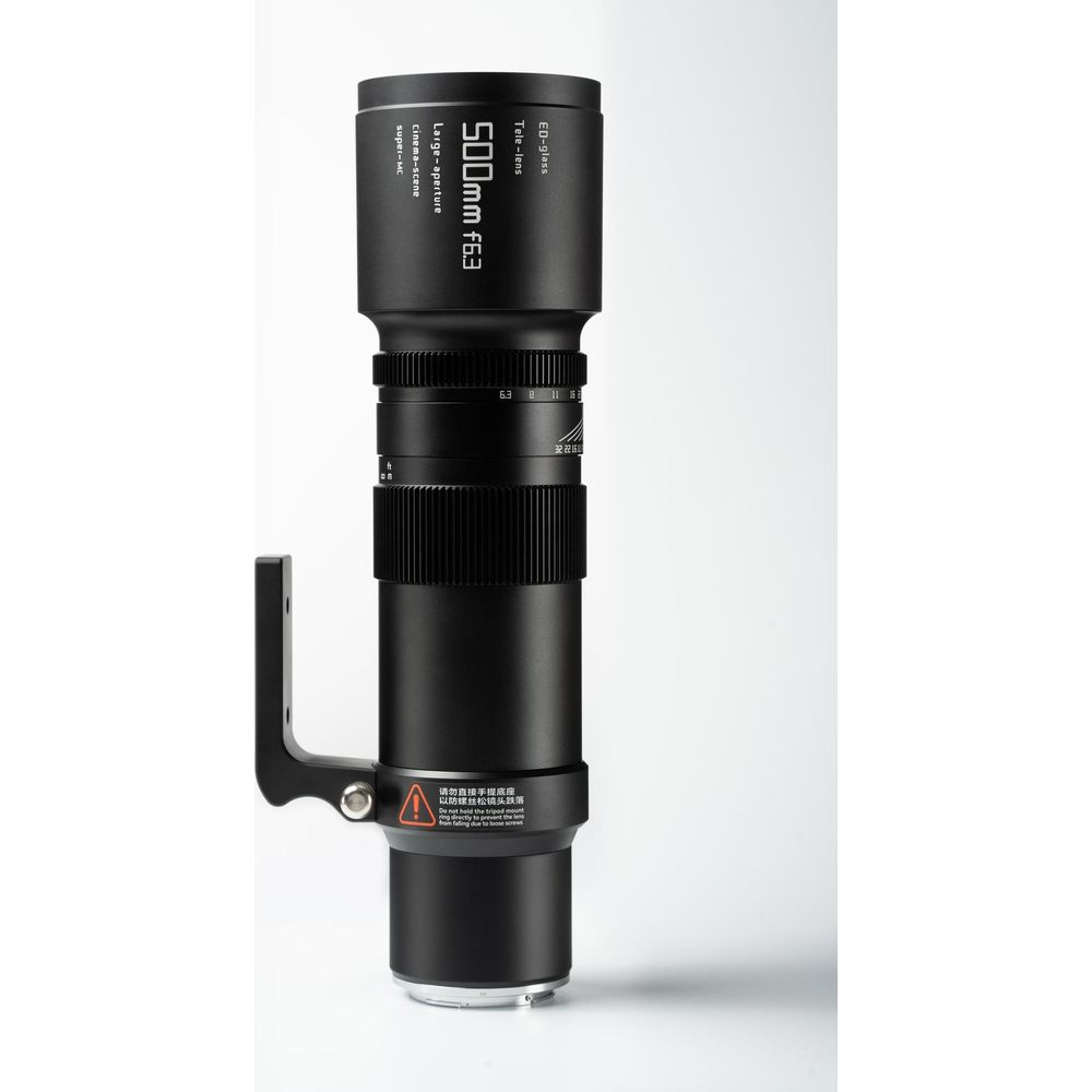 Ein schwarzes 500mm f6.3 Teleobjektiv mit ED-Glas und Stativhalterung.