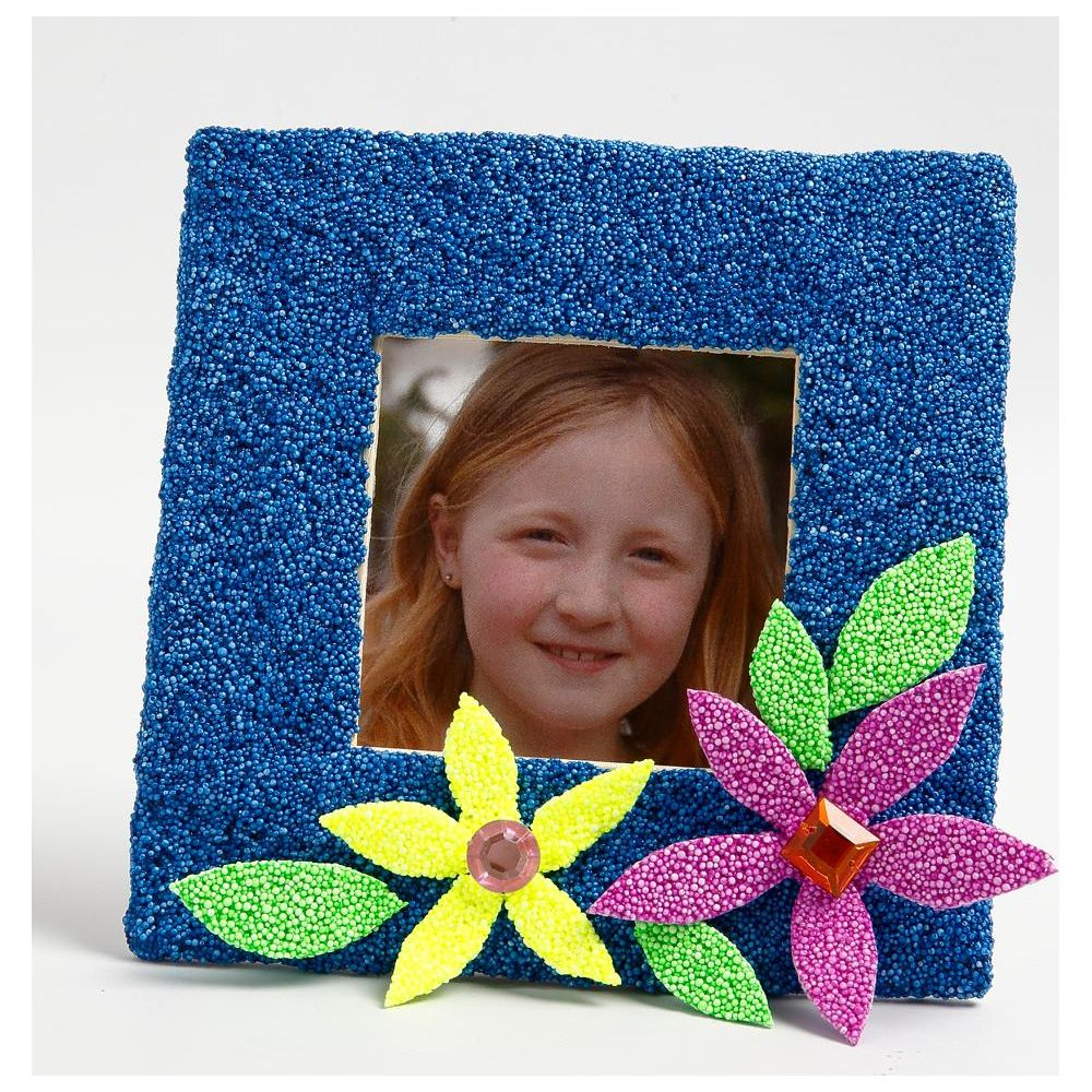Ein blau gerahmter Fotorahmen mit einem Mädchen und bunten Blumen.